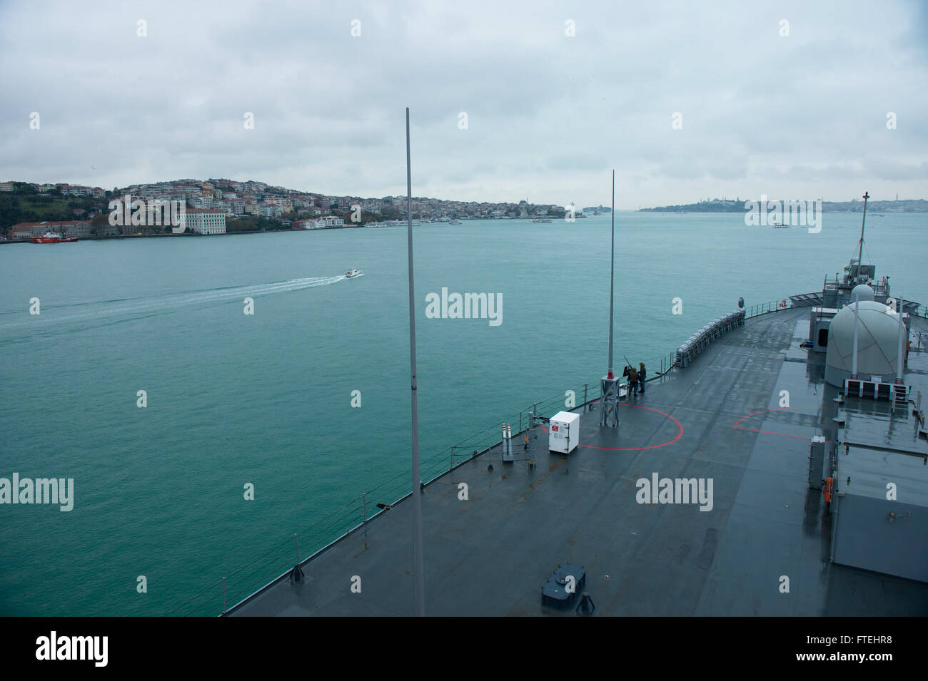 Lo Stretto del Bosforo (ott. 28, 2014), Stati Uniti 6 comando della flotta e la nave di controllo USS Mount Whitney (LCC 20) transita il lo stretto del Bosforo durante le operazioni di routine. Il Monte Whitney è condurre operazioni navali con gli alleati e partner negli Stati Uniti Sesta flotta area di operazioni al fine di far progredire la sicurezza e la stabilità in Europa. Foto Stock