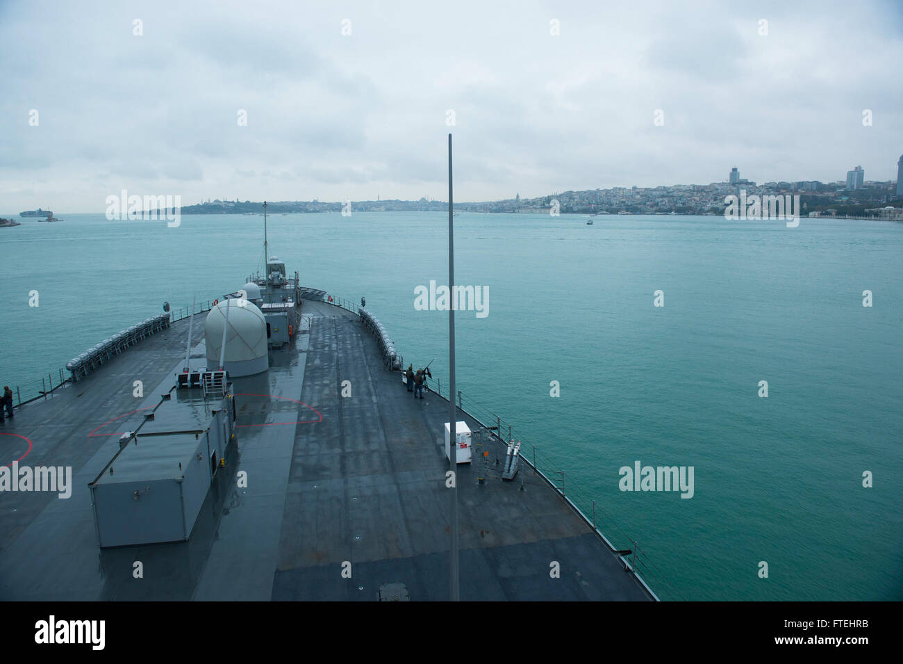 Lo Stretto del Bosforo (ott. 28, 2014), Stati Uniti 6 comando della flotta e la nave di controllo USS Mount Whitney (LCC 20) transita il lo stretto del Bosforo durante le operazioni di routine. Il Monte Whitney è condurre operazioni navali con gli alleati e partner negli Stati Uniti Sesta flotta area di operazioni al fine di far progredire la sicurezza e la stabilità in Europa. Foto Stock