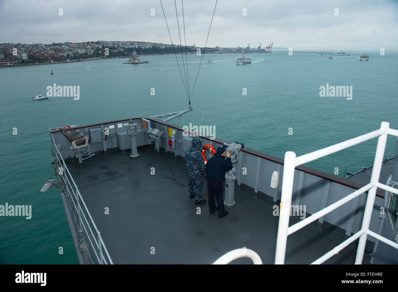 Una fotografia che mostra il personale della Marina degli Stati Uniti a bordo della USS Mount Whitney (LCC 20) mentre transitano nello stretto del Bosforo. La nave sta conducendo operazioni con gli alleati della NATO per mantenere la sicurezza in Europa. Gli agenti sono di guardia durante l'operazione. Foto Stock