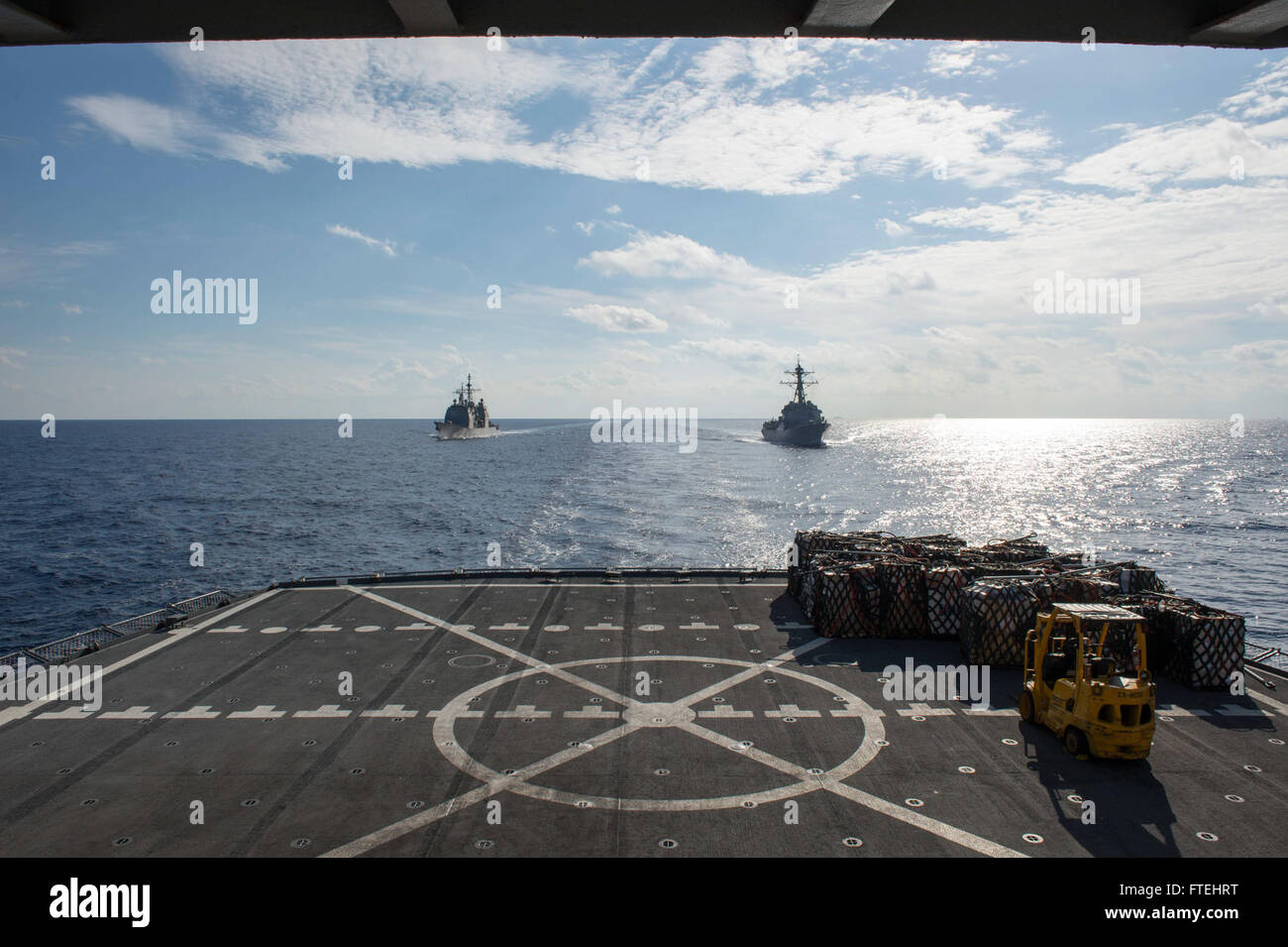 Mare Mediterraneo (ott. 28, 2014) - Il Ticonderoga-class missile cruiser Mare delle Filippine (CG 58), a sinistra e la Arleigh-Burke-class destroyer USS Truxtun (DDG 103), destra, preparare per venire a fianco della flotta oliatore di rifornimento USNS Leroy Grumman (T-AO 195) per un rifornimento in mare. Grumman, i militari Sealift Command Mare Mediterraneo dovere oliatore, è distribuita negli Stati Uniti Sesta flotta area di operazioni a sostegno degli interessi di sicurezza nazionali in Europa e in Africa. Specialista di comunicazione di terza classe Weston Jones/rilasciato) Foto Stock