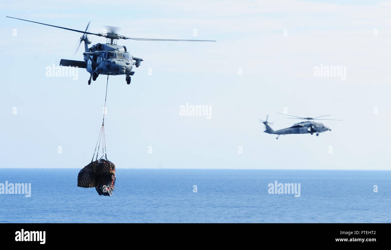 Mare Mediterraneo (ott. 28, 2014) MH-60S Mare falchi, attaccato al "Tridents" di elicottero di mare squadrone di combattimento (HSC) 9, trasporto cargo verso il ponte di volo della portaerei USS George H.W. Bussola (CVN 77). George H.W. Bush, homeported a Norfolk, Virginia, sta conducendo operazioni navali negli Stati Uniti Sesta flotta area di operazioni a sostegno degli Stati Uniti per gli interessi di sicurezza nazionali in Europa. Foto Stock