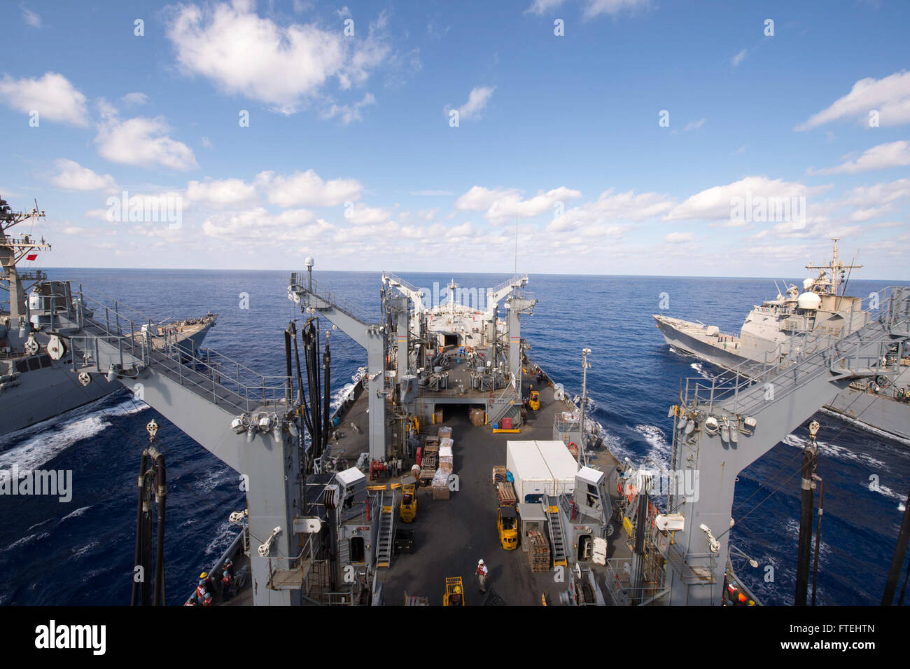Mare Mediterraneo (ott. 28, 2014) - Il Arleigh Burke-class destroyer USS Truxtun (DDG 103), a sinistra e il Ticonderoga-class missile cruiser Mare delle Filippine (CG 58), a destra il premistoppa della flotta oliatore di rifornimento USNS Leroy Grumman (T-AO 195) durante un rifornimento in corso in mare. Grumman, i militari Sealift Command Mare Mediterraneo dovere oliatore, è distribuita negli Stati Uniti Sesta flotta area di operazioni a sostegno degli interessi di sicurezza nazionali in Europa e in Africa. Foto Stock