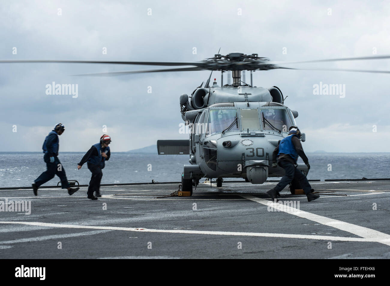 Mare Mediterraneo (ott. 29, 2014) - ponte di volo equipaggio preparare un MH-60S Sea Hawk elicottero assegnato all'Ghostriders di elicottero di mare squadrone di combattimento (HSC 28), il distacco 1, a bordo della U.S. 6 comando della flotta e la nave di controllo USS Whitney (LCC 20) per sollevare. Il Monte Whitney è condurre operazioni navali con gli alleati e partner negli Stati Uniti Sesta flotta area di operazioni al fine di far progredire la sicurezza e la stabilità in Europa. Foto Stock