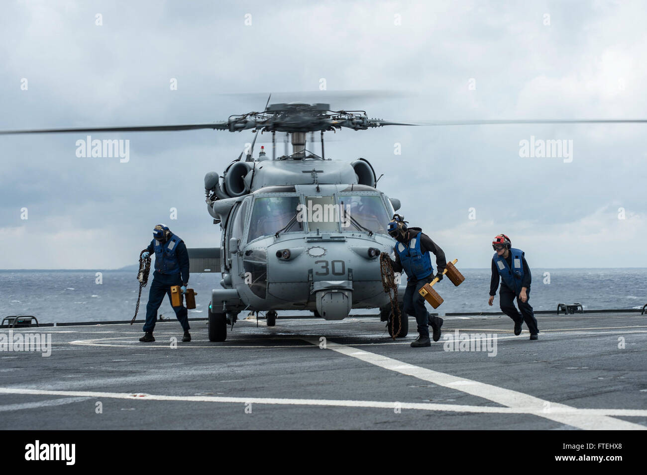 Mare Mediterraneo (ott. 29, 2014) - ponte di volo equipaggio preparare un MH-60S Sea Hawk elicottero assegnato all'Ghostriders di elicottero di mare squadrone di combattimento (HSC 28), il distacco 1, a bordo della U.S. 6 comando della flotta e la nave di controllo USS Whitney (LCC 20) per sollevare. Il Monte Whitney è condurre operazioni navali con gli alleati e partner negli Stati Uniti Sesta flotta area di operazioni al fine di far progredire la sicurezza e la stabilità in Europa. Foto Stock