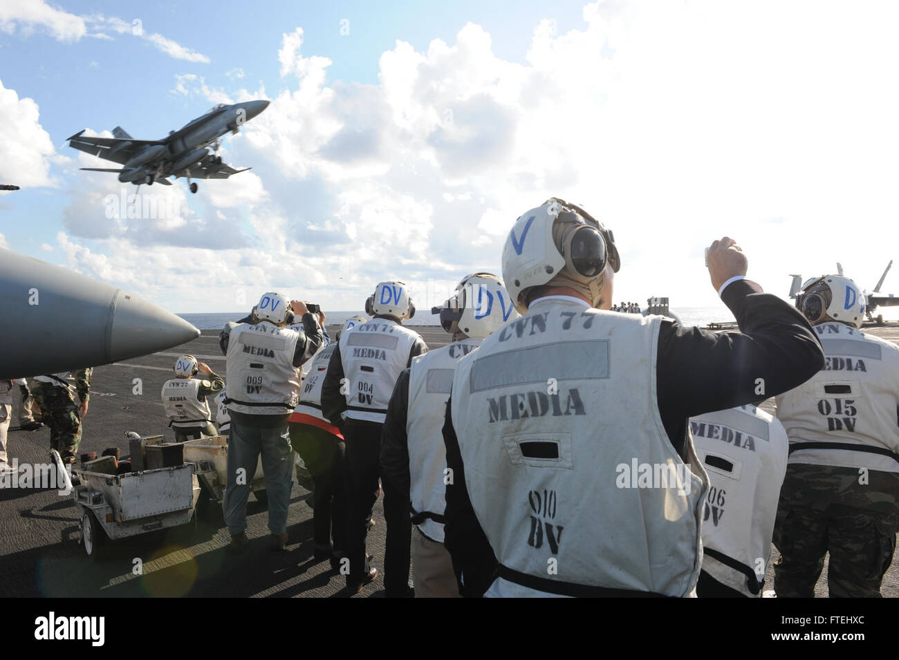 Il 29 ottobre 2014, illustri visitatori catturarono un'immagine di un F/A-18 Hornet che atterrava sul ponte di volo della USS George H.W. Bush (CVN 77). La portaerei è di stanza a Norfolk, Virginia, ed è impegnata in operazioni navali a supporto della sicurezza nazionale degli Stati Uniti in Europa come parte della 6th Fleet. Foto Stock