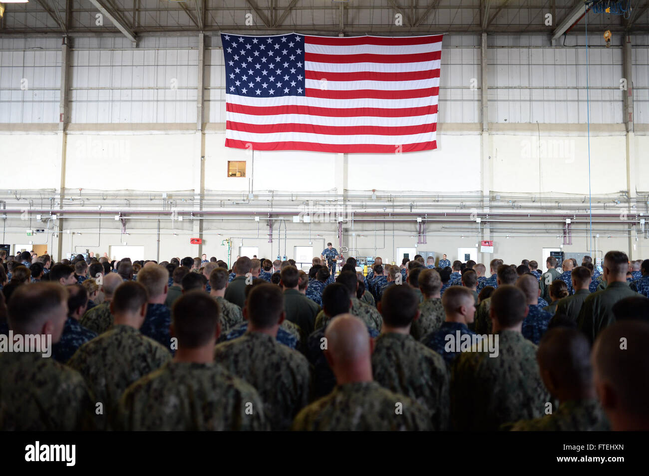 SIGONELLA, Sicilia (ott. 29, 2014) Adm. Mark Ferguson, comandante della U.S. Forze Navali, Europa-Africa parla ai marinai, Marines e gli avieri durante un tutte le mani con la chiamata a bordo Naval Air Station (NAS) Sigonella, Ott. 29. Ferguson ha ringraziato i marinai per i loro contributi per la NATO e gli Stati Uniti Forze Navali missione Europa-Africa. Foto Stock