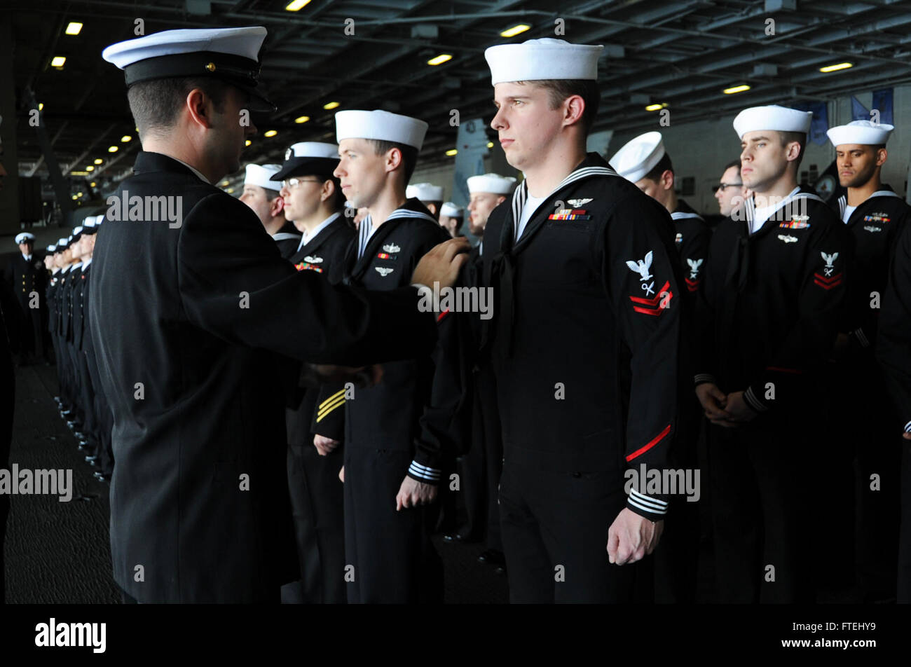 Il 30 ottobre 2014, i marinai a bordo della USS George H.W. Bush (CVN 77) subiscono un'ispezione in uniforme blu come parte dei loro doveri navali. La portaerei opera nel Mar Mediterraneo a sostegno degli interessi di sicurezza nazionale degli Stati Uniti. Foto Stock