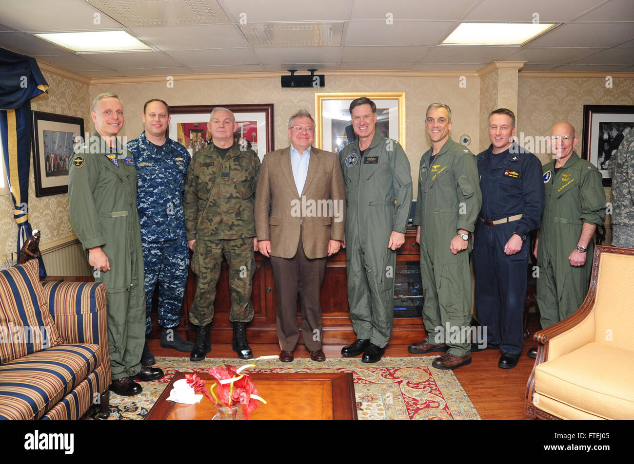 Mare Mediterraneo (ott. 30, 2014) da sinistra a destra, il cap. Daniel Cheever, comandante Airwing Carrier (CVW) 8; Cmdr. Tom Kierstead (US); principali Gen. Jerzy Michalowski, polacco vice Comandante generale del comando delle forze; Maciej Jankowski, sottosegretario polacco di Polonia; Adm. Mark Ferguson, comandante della U.S. Forze navali; Europa-africa Capt. Andrew Loiselle, comandante USS George H.W. Bussola (CVN 77); Capt. Robert Bodvake, Commodore Destroyer Squadron (DESRON) 22; e Adm posteriore. DeWolfe Miller III comandante del Carrier Strike gruppo (CSG) 2, posano per una foto opportuni Foto Stock