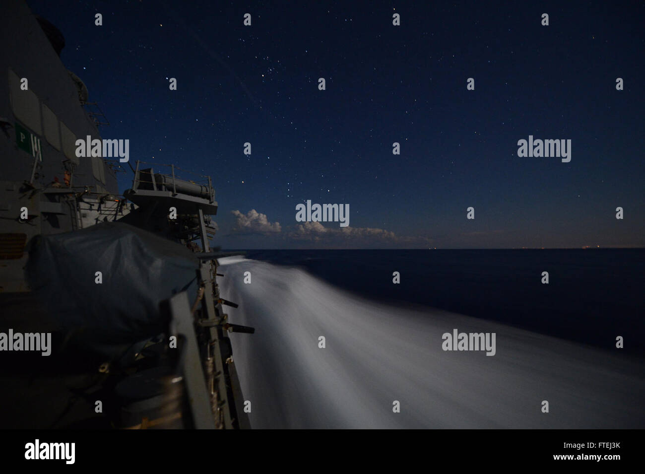 Mare Mediterraneo (nov. 3, 2014) - Il lato della porta della Arleigh Burke-class guidato-missile destroyer USS Ross (DDG 71) di notte su nov. 1. Ross, homeported a Rota, Spagna, sta conducendo operazioni navali negli Stati Uniti Sesta flotta area di operazioni a sostegno della sicurezza nazionale USA interesse in Europa. Foto Stock