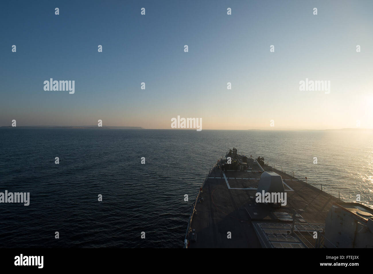 DARDANELLE rettilinei (nov. 4, 2014) - Il Arleigh Burke-class guidato-missile destroyer USS Ross (DDG 71) come essa si accosta il Dardanelle stretto in rotta verso il Mar Nero. Ross, homeported a Rota, Spagna, sta conducendo operazioni navali negli Stati Uniti Sesta flotta area di operazioni a sostegno della sicurezza nazionale USA interesse in Europa Foto Stock