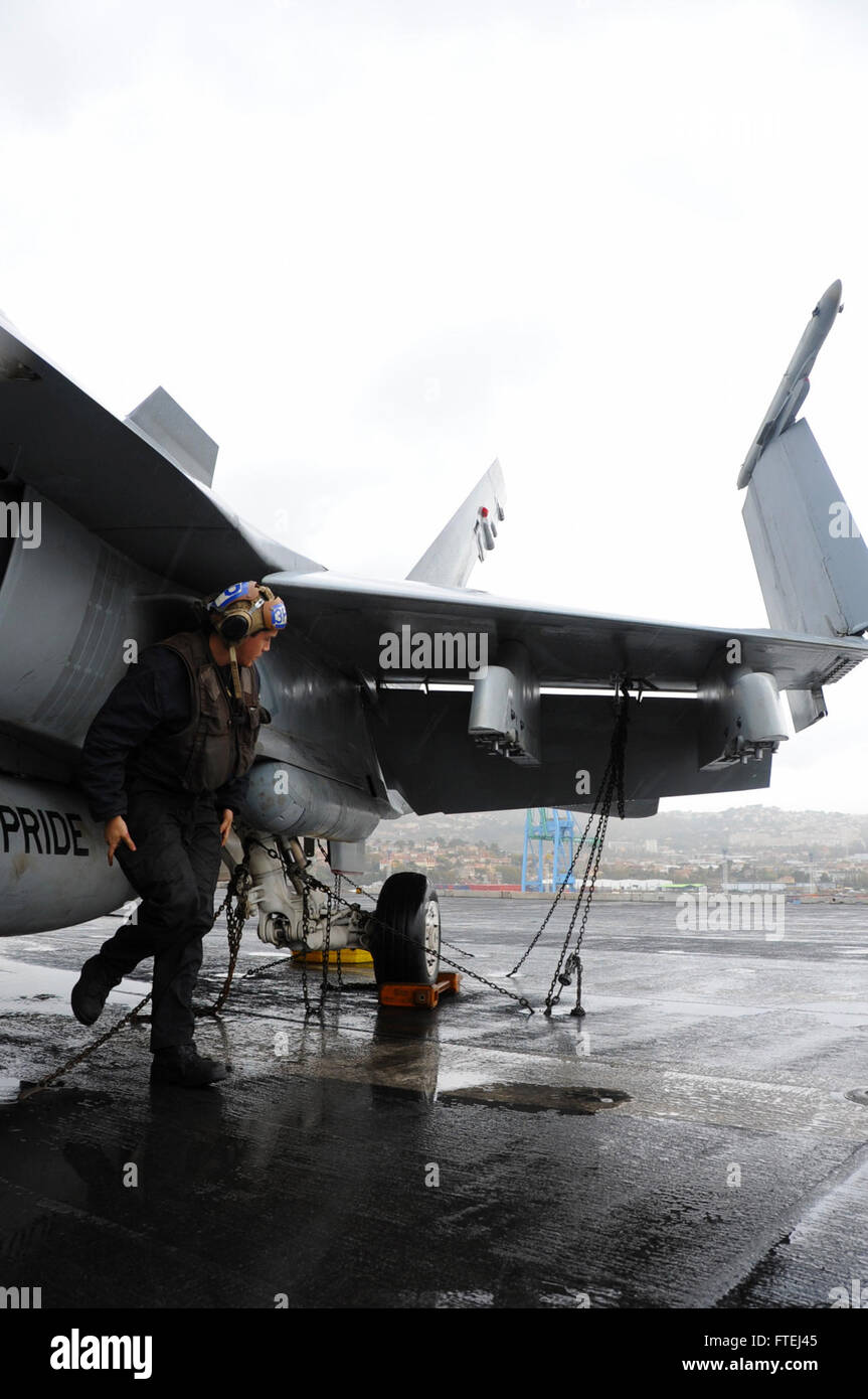 MARSEILLE, Francia (nov. 4, 2014) Airman Daniel Evans, da Seattle, esegue un controllo giornaliero su un F/A-18C Hornet, attaccato al "Valions" di Strike Fighter Squadron (VFA) 15, a bordo della portaerei USS George H.W. Bussola (CVN 77). George H.W. Bush, homeported a Norfolk, Virginia, sta conducendo operazioni navali negli Stati Uniti Sesta flotta area di operazioni a sostegno degli Stati Uniti per gli interessi di sicurezza nazionali in Europa Foto Stock