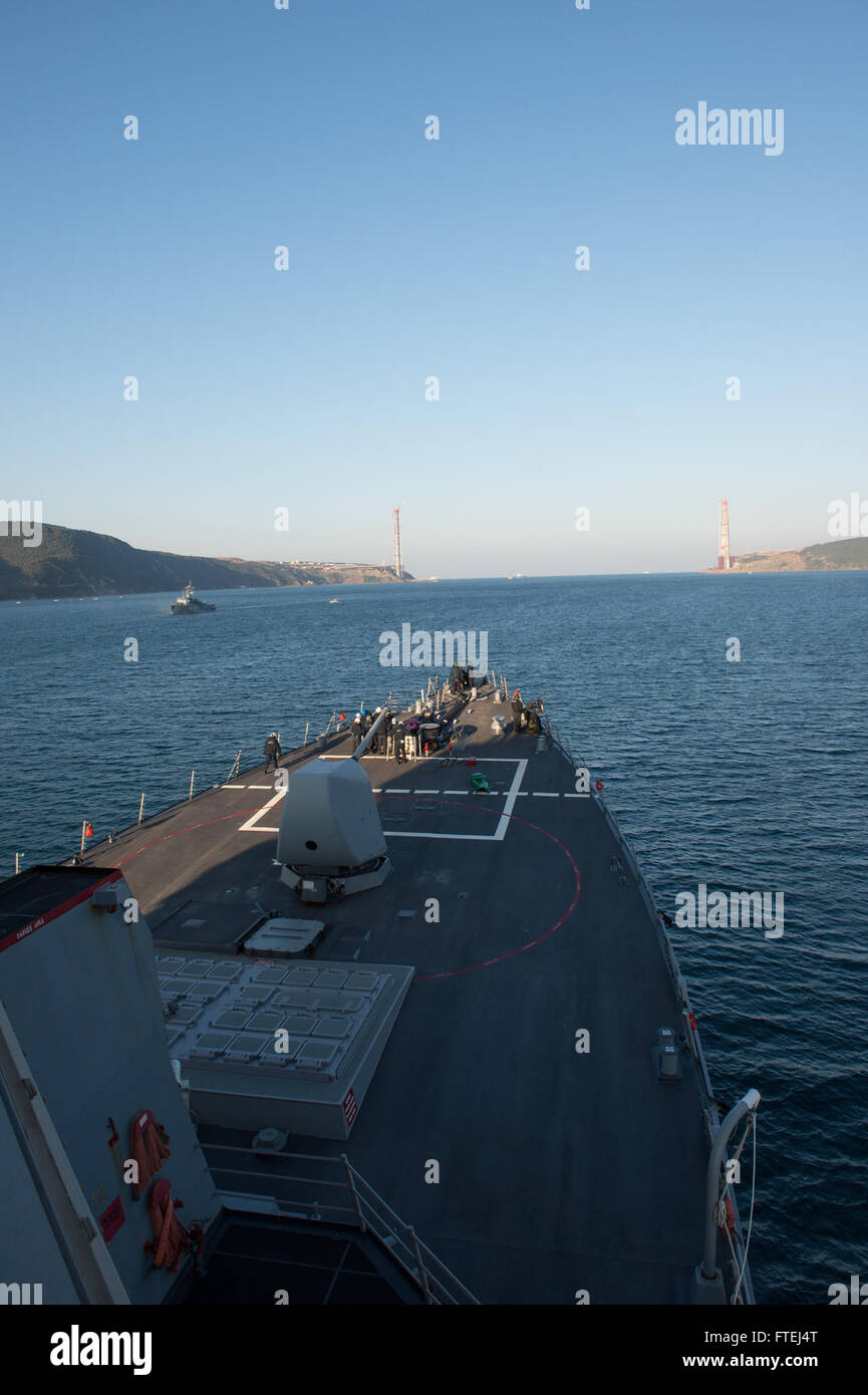 Bosforo rettilinei (nov. 4, 2014) - Il Arleigh Burke-class guidato-missile destroyer USS Ross (DDG 71) come essa si avvicina al Mar Nero dopo la navigazione del Bosforo rettilinei mentre sulla distribuzione nov. 4. Ross, homeported a Rota, Spagna, sta conducendo operazioni navali negli Stati Uniti Sesta flotta area di operazioni a sostegno della sicurezza nazionale USA interesse in Europa Foto Stock