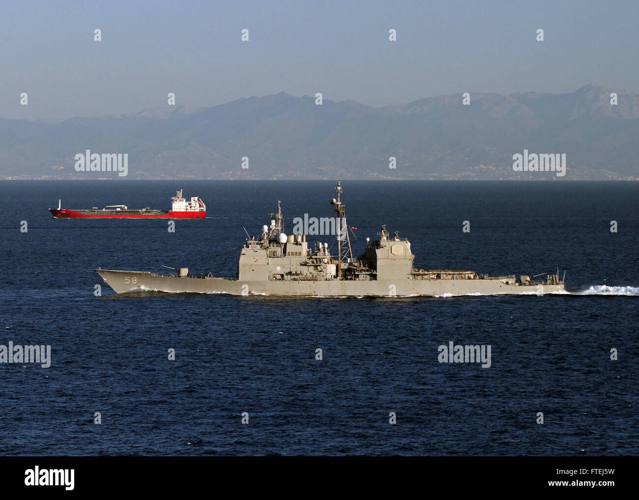 L'incrociatore missilistico guidato USS *Philippine Sea* (CG 58) transita nello stretto di Gibilterra il 6 novembre 2014. La nave, portata a Mayport, in Florida, opera come parte del George H.W. Bush Carrier Strike Group che conduce operazioni navali di routine nella zona della 6th Fleet. Foto Stock
