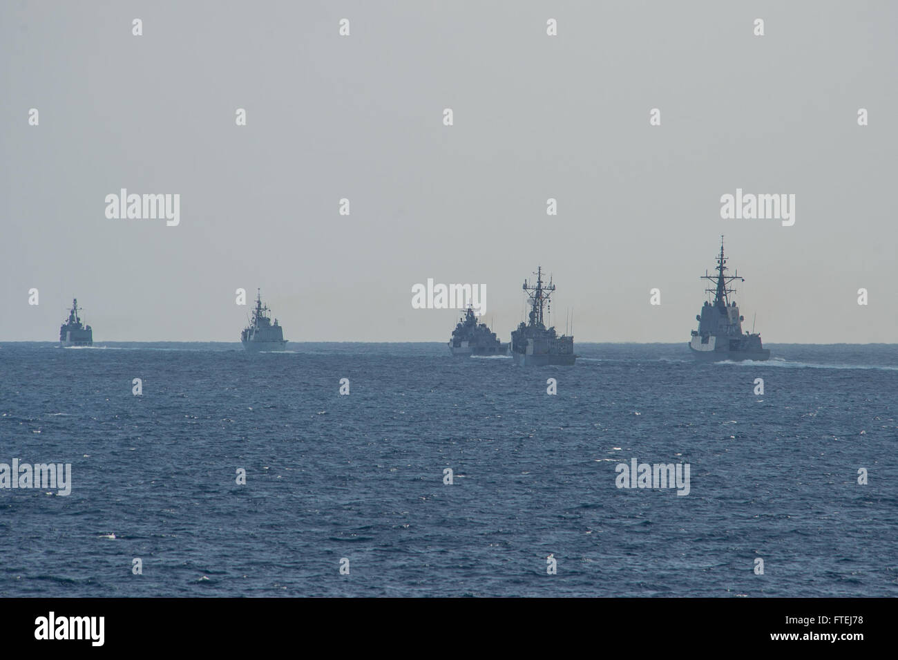 Mare Mediterraneo (9 novembre 2014) - La marina militare tedesca di Brema-class frigate Niedersachsen (F 208) porta una formazione di navi da guerra che partecipano in esercizio Mavi Balina. Esercizio Mavi Balina è una biennale turco-led anti-guerra sottomarina esercizio marittimo coinvolgere la NATO e le forze regionali nel mediterraneo orientale per migliorare l'interoperabilità e aumentare la tattica di abilità. Foto Stock