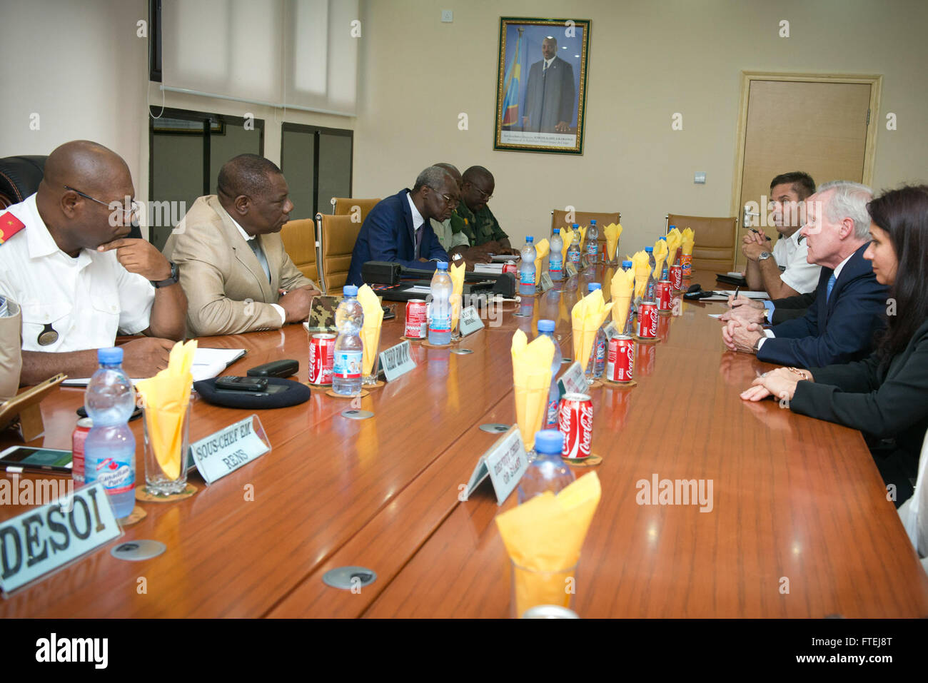 Il Segretario della Marina Ray Mabus incontra Alexandre Luba Ntambo, Ministro della difesa della Repubblica Democratica del Congo, a Kinshasa. L'incontro evidenzia il rafforzamento delle relazioni militari tra gli Stati Uniti e la Repubblica Democratica del Congo nell'ambito di una visita diplomatica multinazionale. Foto Stock