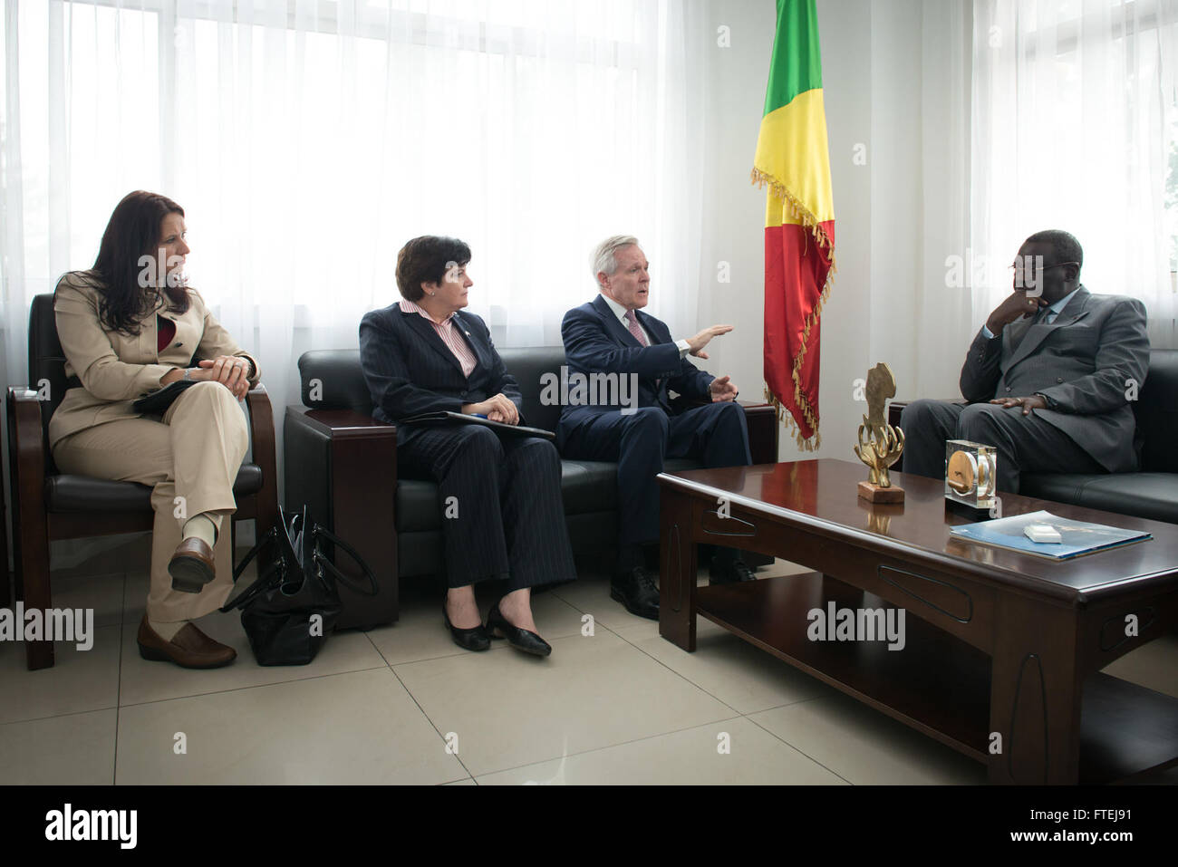 Il Segretario della Marina degli Stati Uniti Ray Mabus incontra Charles Mondjo, Ministro della difesa della Repubblica del Congo, a Brazzaville per discutere le relazioni navali tra le due nazioni. Questo incontro fa parte di una visita multinazionale. Foto Stock