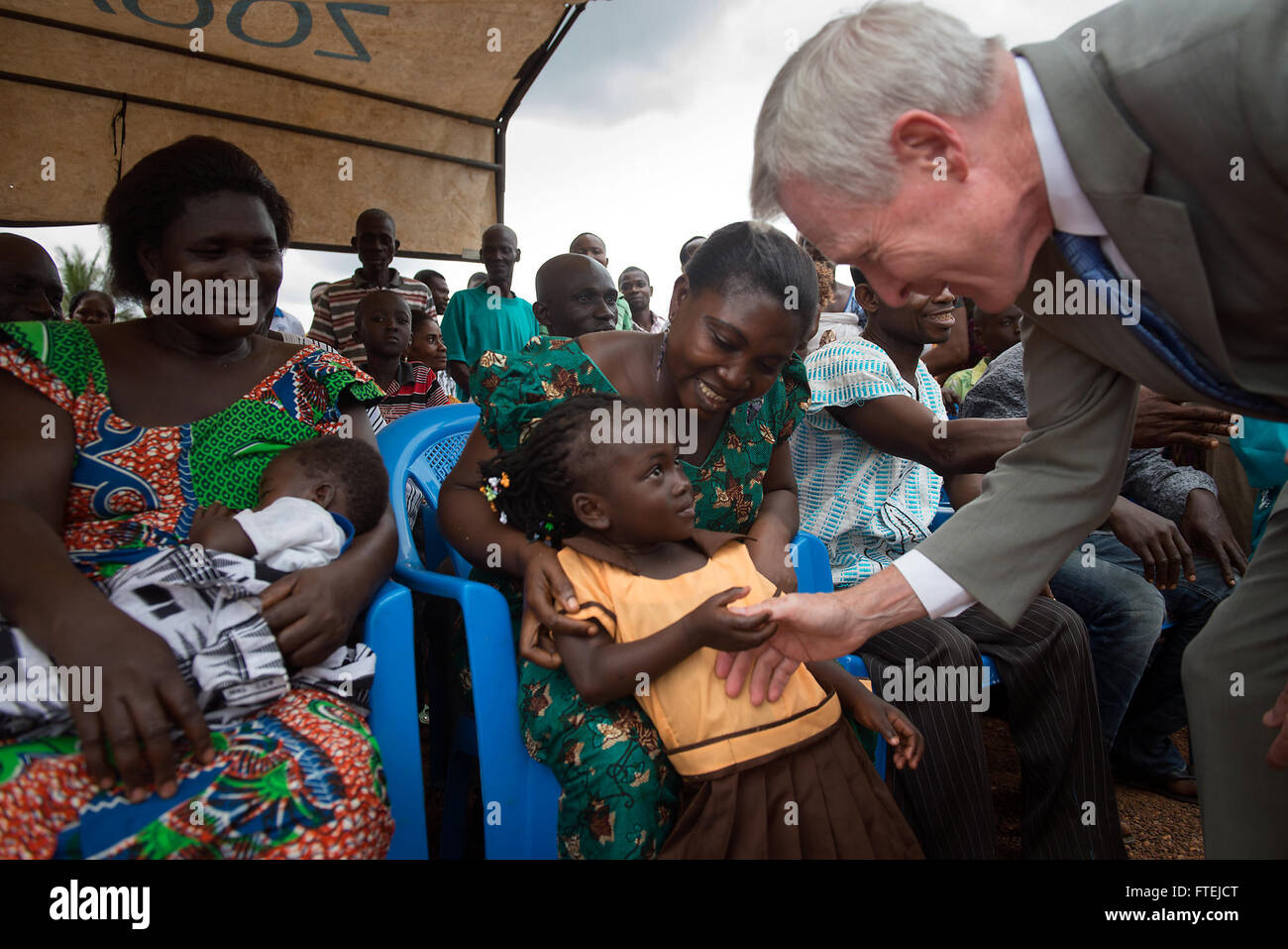 GRUMESA, Ghana (Agosto 20, 2013) segretario della Marina (SECNAV) Ray Mabus si incontra con gli abitanti di un villaggio in Grumesa, Ghana prima di una cerimonia del taglio del nastro per una nuova scuola. Il comando Africa ((AFRICOM)) sponsorizzato progetto è stato il risultato di un viaggio Mabus ha preso la regione due anni fa e dove egli era informato sulla mancanza e il sovraffollamento delle zone rurali schoolhouses. Il Ghana è uno dei vari paesi in tutta la regione dove Mabus è incontro con i marinai e marines e civili e militari di funzionari per discutere di sicurezza e di stabilità e di rafforzare i partenariati esistenti con le nazioni africane Foto Stock