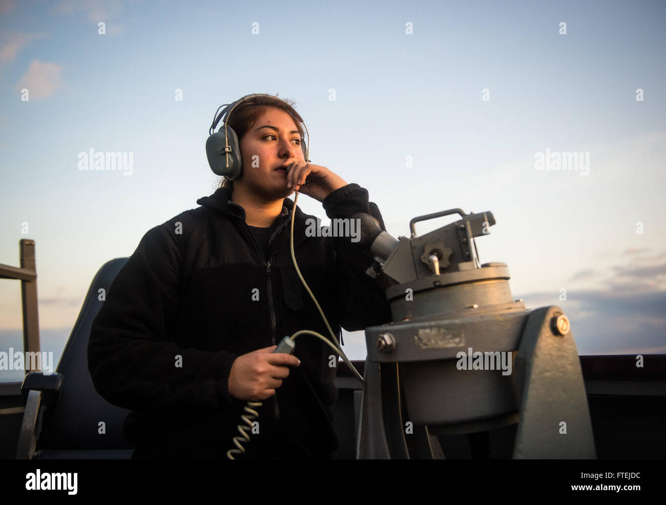 Mare Mediterraneo (nov. 25, 2014) - Intendente di terza classe Denise Almaraz, da San Antonio, rapporti del cuscinetto della USS Donald Cook (DDG 75) come la nave transiti lo Stretto di Messina, nov. 25, 2014. Donald Cook, un Arleigh Burke-class guidato-missile distruttore, homeported a Rota, Spagna, sta conducendo operazioni navali negli Stati Uniti Sesta flotta area di operazioni a sostegno degli Stati Uniti per gli interessi di sicurezza nazionali in Europa. Foto Stock