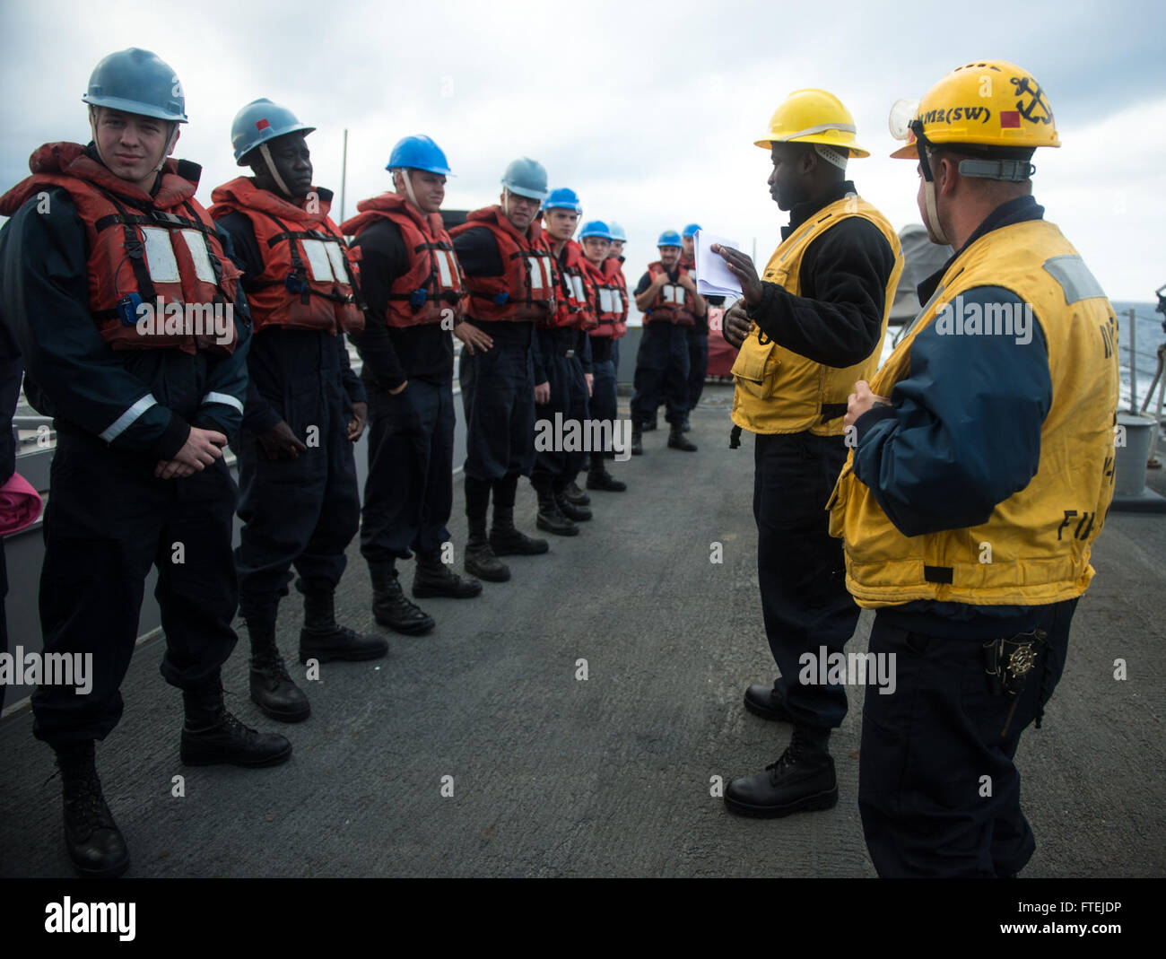 Il Boatswain's Mate 2nd Class Jeremy Boling conduce un briefing sulla sicurezza a bordo della USS Donald Cook (DDG 75) in preparazione di un'operazione di rifornimento in mare nel Mar Mediterraneo, garantendo procedure sicure per l'operazione. Foto Stock