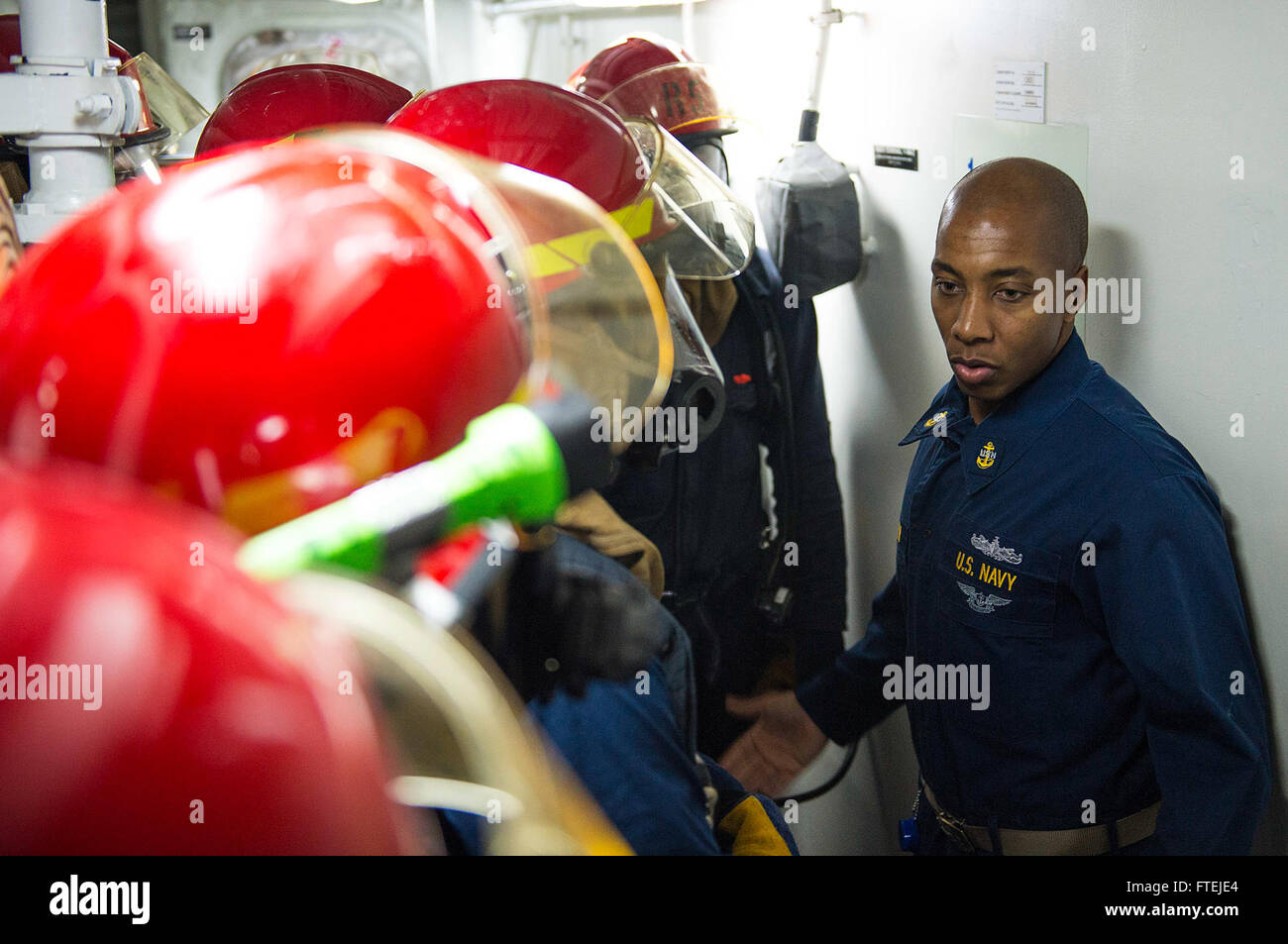 Mare Mediterraneo (Agosto 21, 2013) Ð Chief danni Controlman Reginald Pridgen di Jersey City, N.J., parla ai membri dei danni il team di controllo durante la simulazione di una danno il controllo seminatrice a bordo del missile destroyer USS gravemente (DDG 107). Gravemente, homeported a Norfolk, Virginia, è su una distribuzione programmata sostenere le operazioni di sicurezza marittima e di teatro la cooperazione in materia di sicurezza gli sforzi nella sesta flotta area di responsabilità. Foto Stock