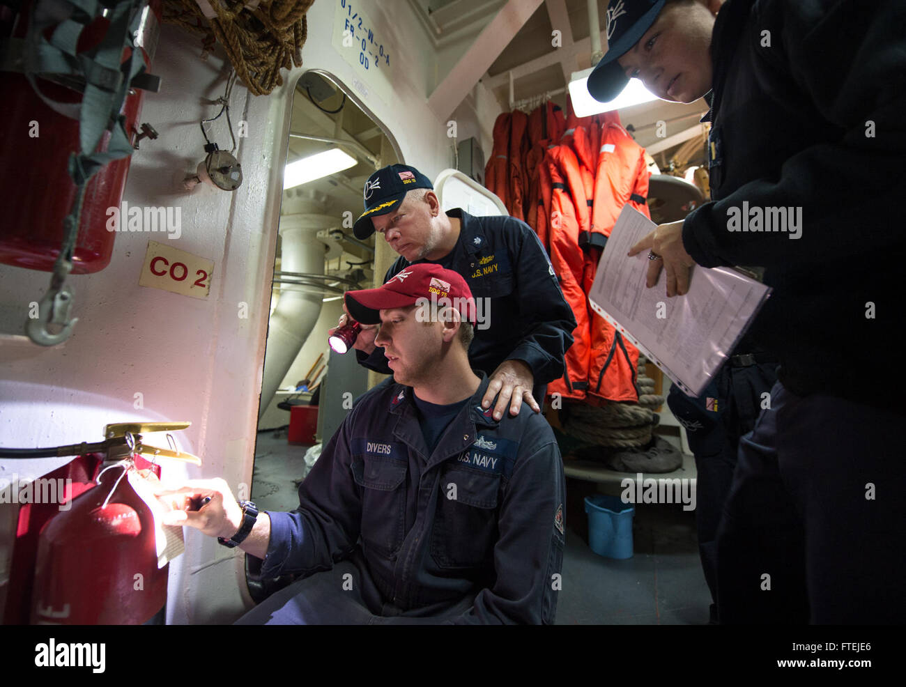 Mare Mediterraneo (nov. 26, 2014) - Cmdr. Charles Hampton, comandante della USS Donald Cook (DDG 75), preforme una zona di ispezione con danni Controlman 1a classe Paolo subacquei a bordo della nave, nov. 26, 2014. Donald Cook, un Arleigh Burke-class guidato-missile distruttore, homeported a Rota, Spagna, sta conducendo operazioni navali negli Stati Uniti Sesta flotta area di operazioni a sostegno degli Stati Uniti per gli interessi di sicurezza nazionali in Europa. Foto Stock