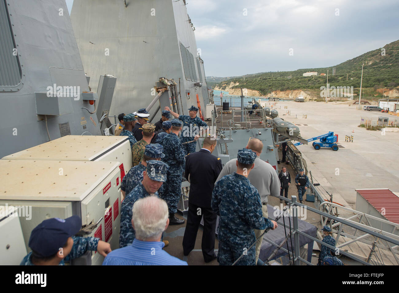 Il 3 dicembre 2014, il tenente Luke Radlowski a bordo della USS Cole (DDG 67) spiegò le capacità della nave durante l'esercitazione multinazionale Phoenix Express 2015, condotta nell'area della 6th Fleet degli Stati Uniti. Foto Stock