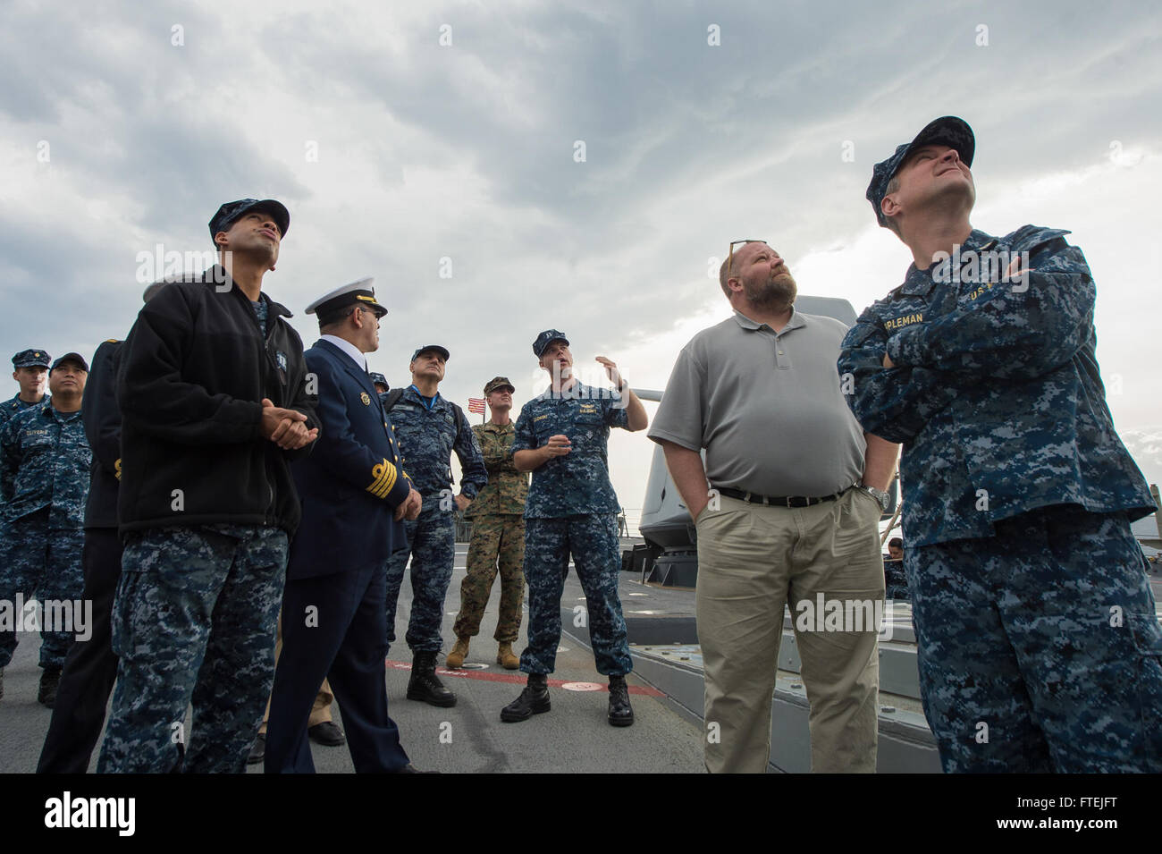 Il tenente Luke Radlowski a bordo della USS Cole (DDG 67) fornisce una panoramica delle capacità della nave ai partecipanti del Phoenix Express 2015 a Souda Bay, in Grecia. Questo esercizio si concentra sul miglioramento della sicurezza marittima e della cooperazione internazionale nella regione. Foto Stock