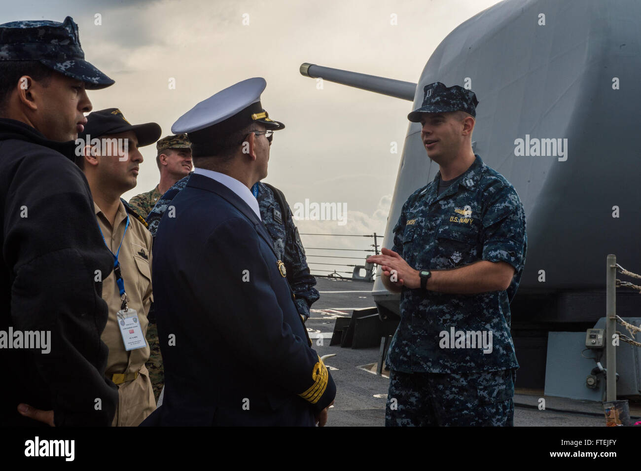 Il tenente Luke Radlowski della USS Cole (DDG 67) spiega le capacità della nave durante l'esercitazione marittima Phoenix Express 2015 a Souda Bay, Grecia. L'esercizio rafforza la cooperazione marittima internazionale e gli interessi di sicurezza degli Stati Uniti in Europa. Foto Stock