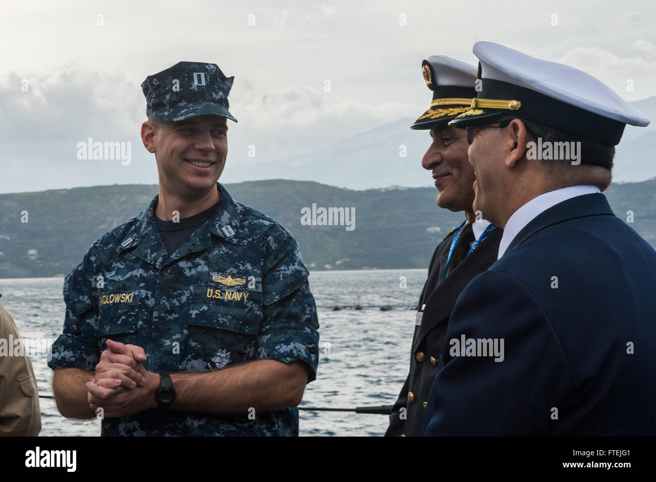 Il tenente Luke Radlowski, a bordo della USS Cole (DDG 67), spiega le capacità di missione della nave ai partecipanti del Phoenix Express 2015, un'esercitazione marittima multinazionale a Souda Bay, in Grecia. Questo esercizio sostiene le operazioni navali statunitensi e NATO in Europa. Foto Stock