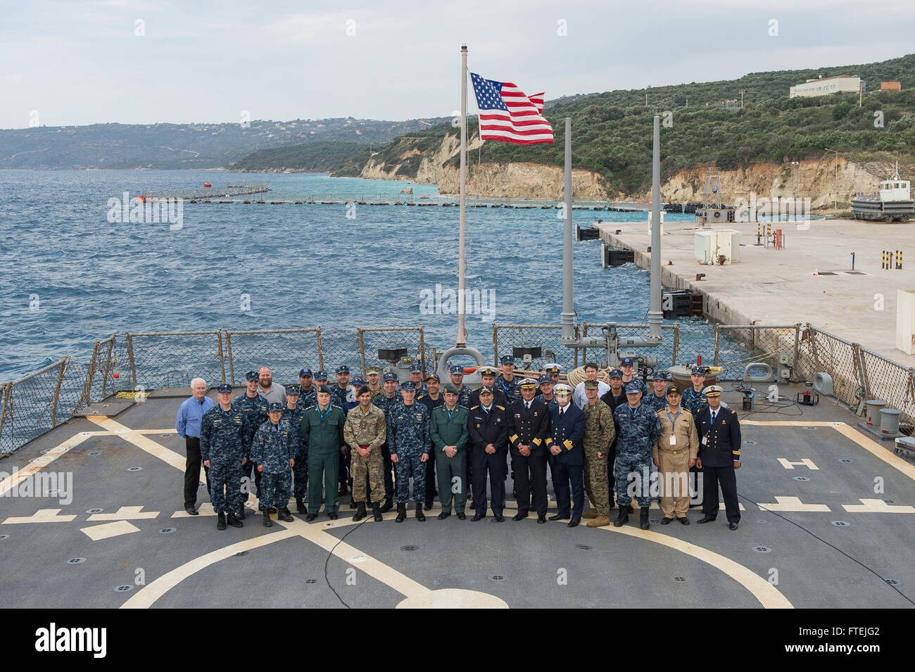 I partecipanti all'esercitazione marittima multinazionale Phoenix Express 2015 posano a bordo della USS Cole (DDG 67), un cacciatorpediniere missilistico guidato. L'esercitazione supporta gli interessi di sicurezza nazionale degli Stati Uniti e migliora le operazioni navali nell'area della 6th Fleet degli Stati Uniti. Foto Stock