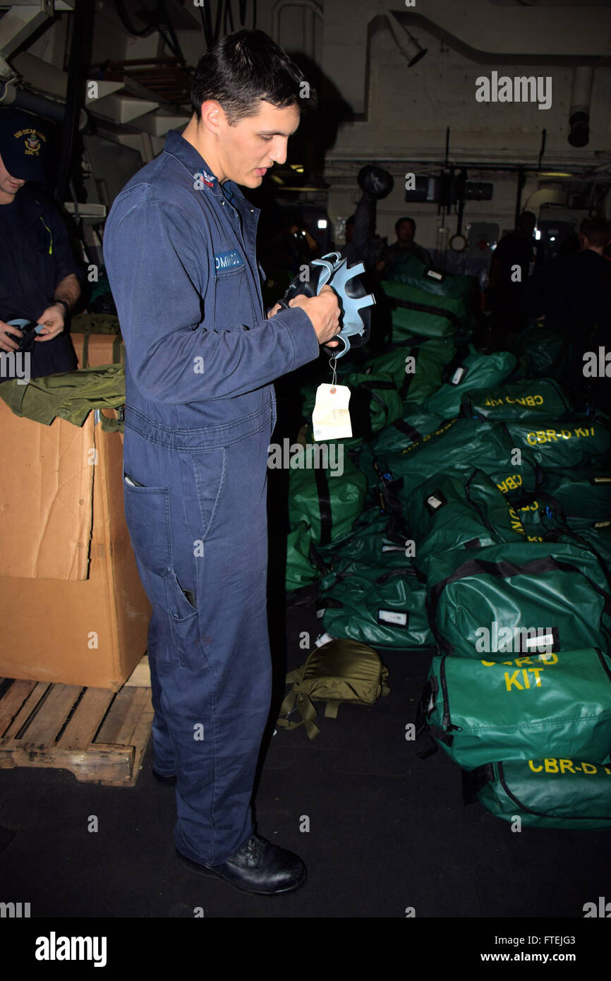 Questa immagine mostra Damage Controlman 1st Class Joshua Komindo che distribuisce l'equipaggiamento CBR all'equipaggio a bordo della USS Oscar Austin (DDG 79), un cacciatorpediniere di missili guidati classe Arleigh Burke. La nave opera nell'area della 6th Fleet degli Stati Uniti, sostenendo gli interessi di sicurezza nazionale degli Stati Uniti in Europa e Africa. Foto Stock