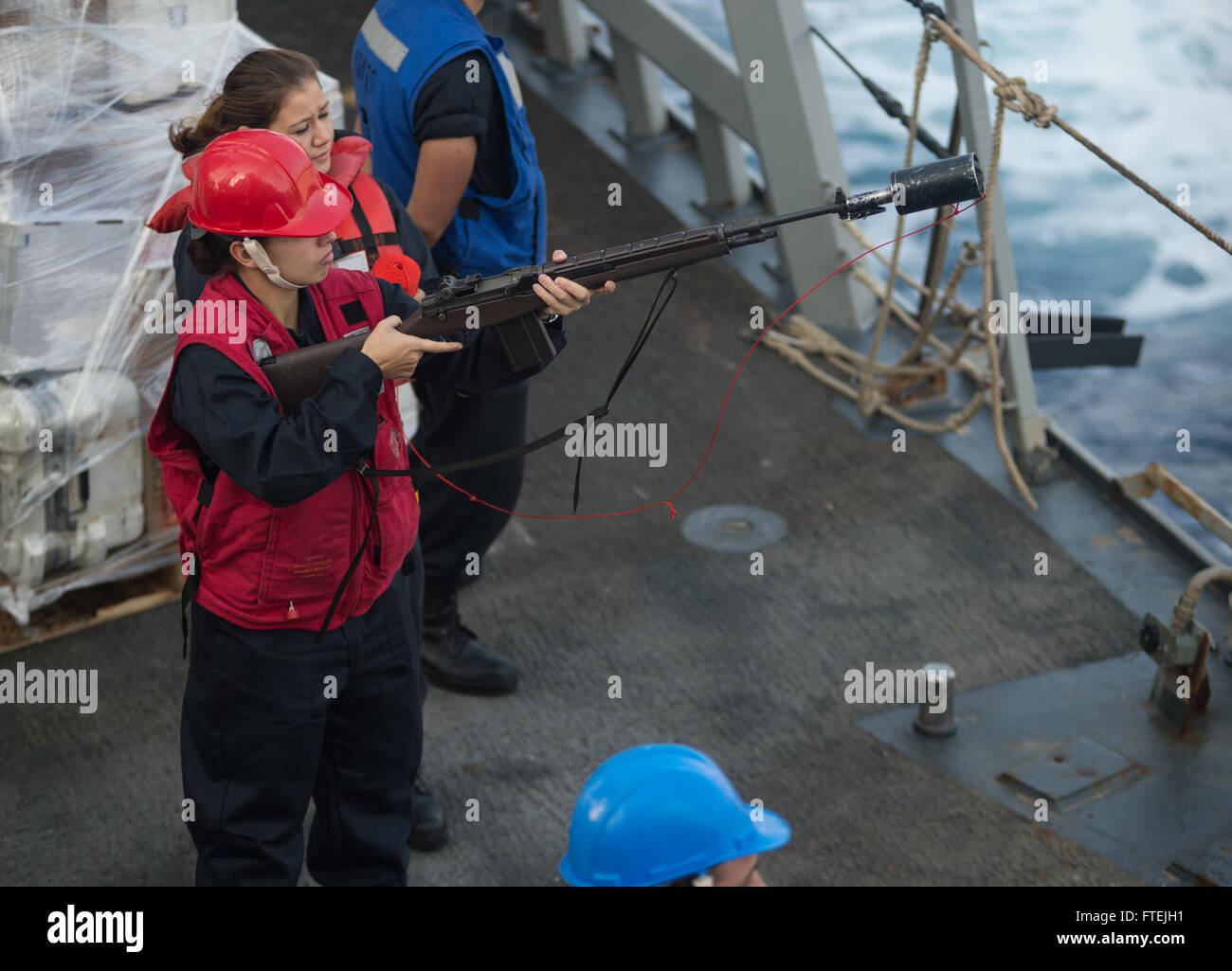 Mare Mediterraneo (dec. n. 5, 2014) - Da bombardieri Mate 3° di classe Harvest Smith, da Denver, assegnato alla USS Donald Cook (DDG 75) si prepara a sparare il colpo linea durante un rifornimento in mare, Dicembre 5, 2014. Donald Cook, un Arleigh Burke-class guidato-missile distruttore, distribuita a Rota, Spagna, sta conducendo operazioni navali negli Stati Uniti Sesta flotta area di operazioni a sostegno degli Stati Uniti per gli interessi di sicurezza nazionali in Europa. Foto Stock