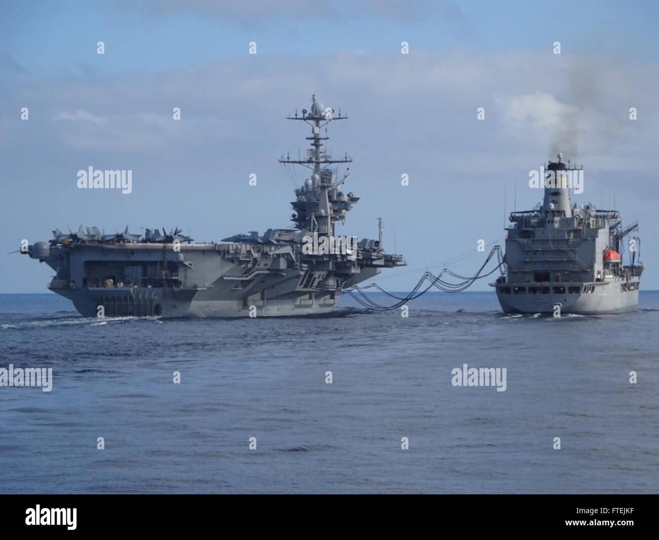 Mare Mediterraneo (nov. 30, 2015) portaerei USS Harry Truman (CVN 75) conduce a una ricostituzione in mare con la flotta oliatore di rifornimento USNS John Lenthall (T-AO 189). Harry Truman Carrier Strike gruppo sta conducendo operazioni navali negli Stati Uniti Sesta flotta area di operazioni a sostegno degli Stati Uniti per gli interessi di sicurezza nazionali in Europa e in Africa. Foto Stock