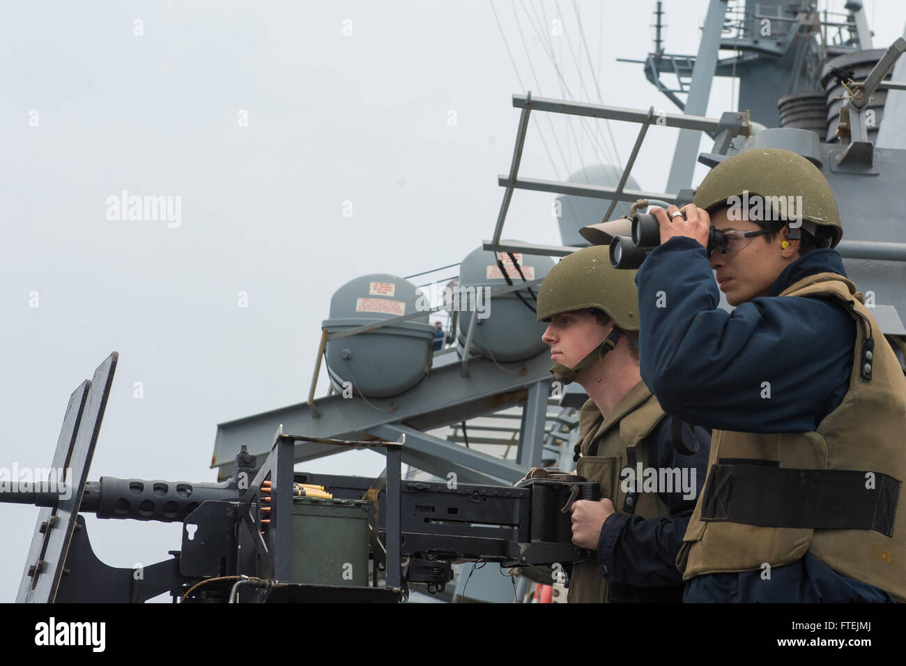 Il 18 dicembre 2014, Seaman Ryan Larson e Fire Controlman di seconda classe Mathew Vogel, a bordo della USS Cole (DDG 67), utilizzarono una mitragliatrice calibro m2 Browning .50 durante una piccola esercitazione di squadra d'attacco nel Mar Mediterraneo. La USS Cole, un cacciatorpediniere della classe Arleigh Burke, fa parte delle operazioni navali statunitensi in Europa per sostenere la sicurezza nazionale. Foto Stock