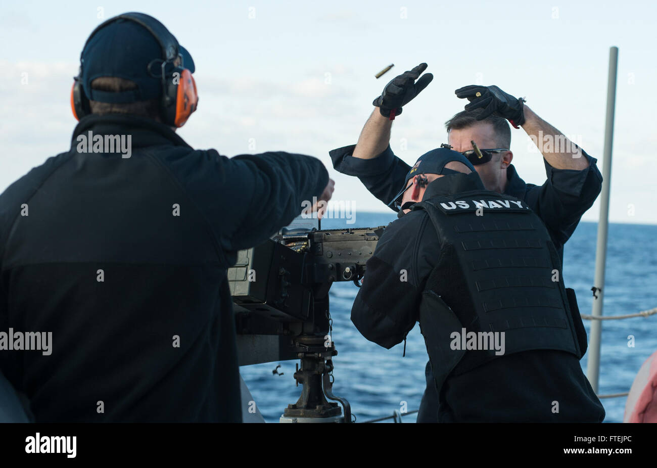 Mare Mediterraneo (dec. n. 24, 2014) i marinai a bordo della USS Donald Cook (DDG 75) condotta M-240 mitragliatrice qualifiche, 24 dic. 2014. Donald Cook, un Arleigh Burke-class guidato-missile distruttore, distribuita a Rota, Spagna, sta conducendo operazioni navali negli Stati Uniti Sesta flotta area di operazioni a sostegno degli Stati Uniti per gli interessi di sicurezza nazionali in Europa. Foto Stock