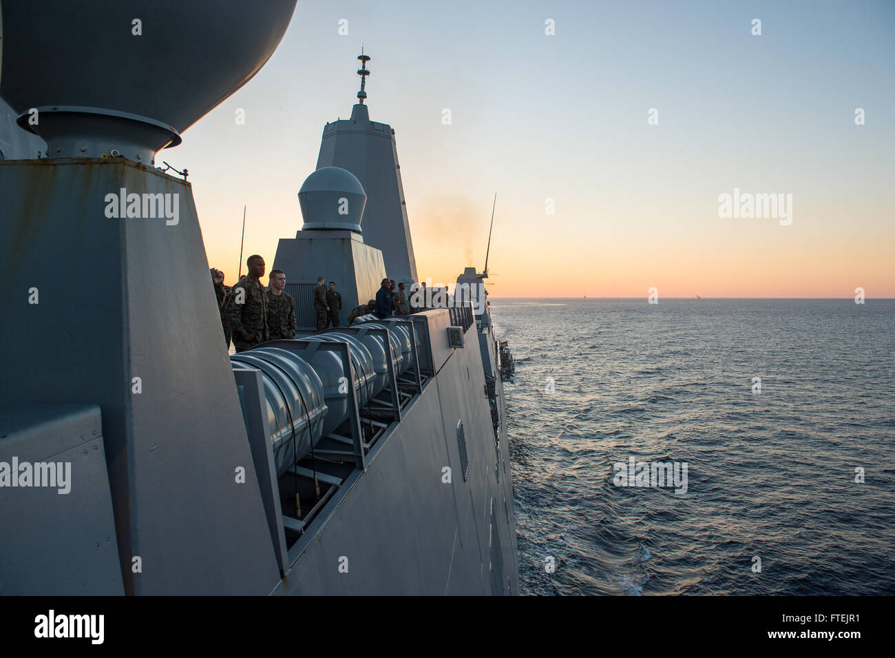 La USS New York (LPD 21), una nave da carico anfibia di classe San Antonio, si sta preparando a transitare nello stretto di Gibilterra il 25 dicembre 2014. La nave fa parte dell'Iwo Jima Amphibious Ready Group, che conduce operazioni navali nell'area operativa della 6th Fleet, sostenendo la sicurezza nazionale degli Stati Uniti in Europa. Foto Stock