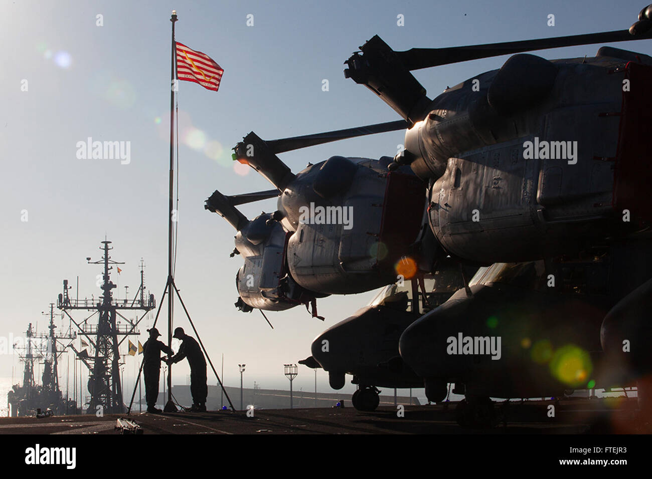ROTA, Spagna (dec. n. 26, 2014) di sollevamento dei marinai della nave di colori come la USS Iwo Jima (LHD 7) tira in porta alla stazione navale di Rota, Spagna, Dic 26, 2014. Il ventiquattresimo MEU e Iwo Jima Amphibious Ready Group stanno conducendo operazioni militari negli Stati Uniti Sesta flotta area di operazioni a sostegno degli Stati Uniti per gli interessi di sicurezza nazionali in Europa. Foto Stock