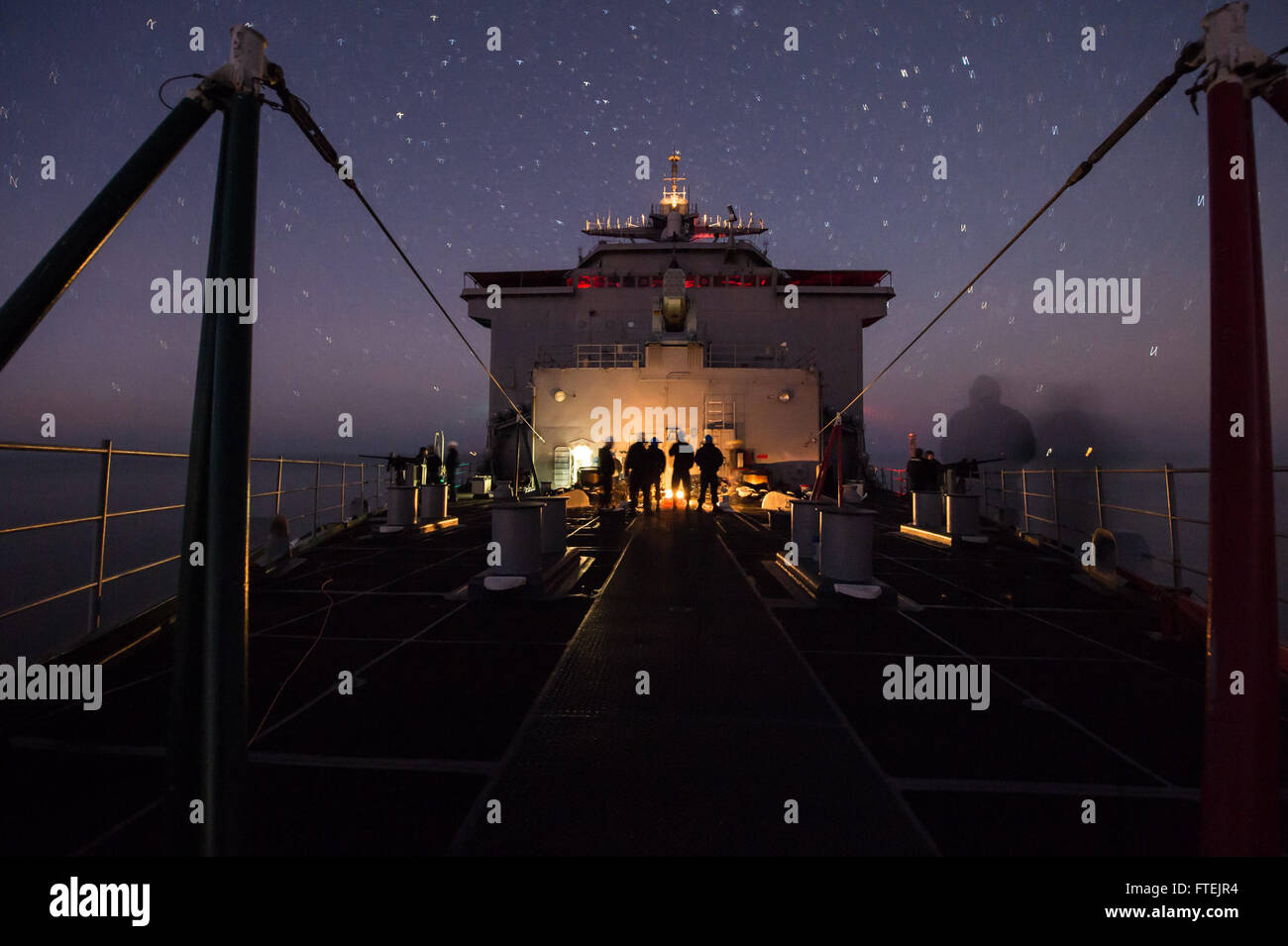 Il 26 dicembre 2014, i marinai a bordo della USS Fort McHenry (LSD 43), una nave da sbarco anfibia classe Whidbey Island, preparano il preambolo per un transito verso est dello stretto di Gibilterra. La nave fa parte dell'Iwo Jima Amphibious Ready Group che conduce operazioni nell'area della 6th Fleet degli Stati Uniti per sostenere gli interessi di sicurezza nazionale. Foto Stock