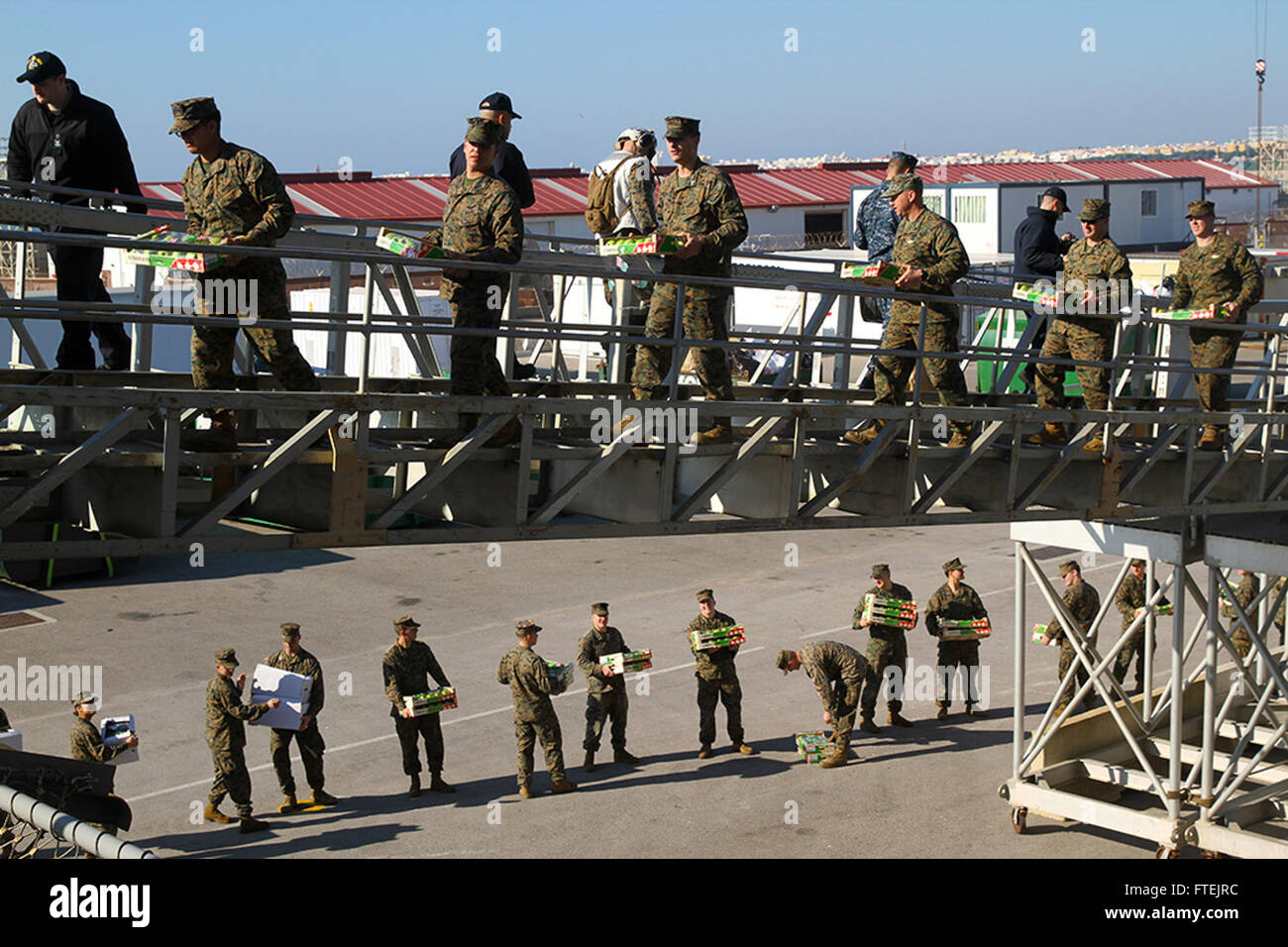 I marines della 24th Marine Expeditionary Unit caricano rifornimenti a bordo della USS Iwo Jima alla Naval Station Rota in Spagna durante un'operazione del 2014, a sostegno della sicurezza nazionale degli Stati Uniti in Europa. Foto Stock