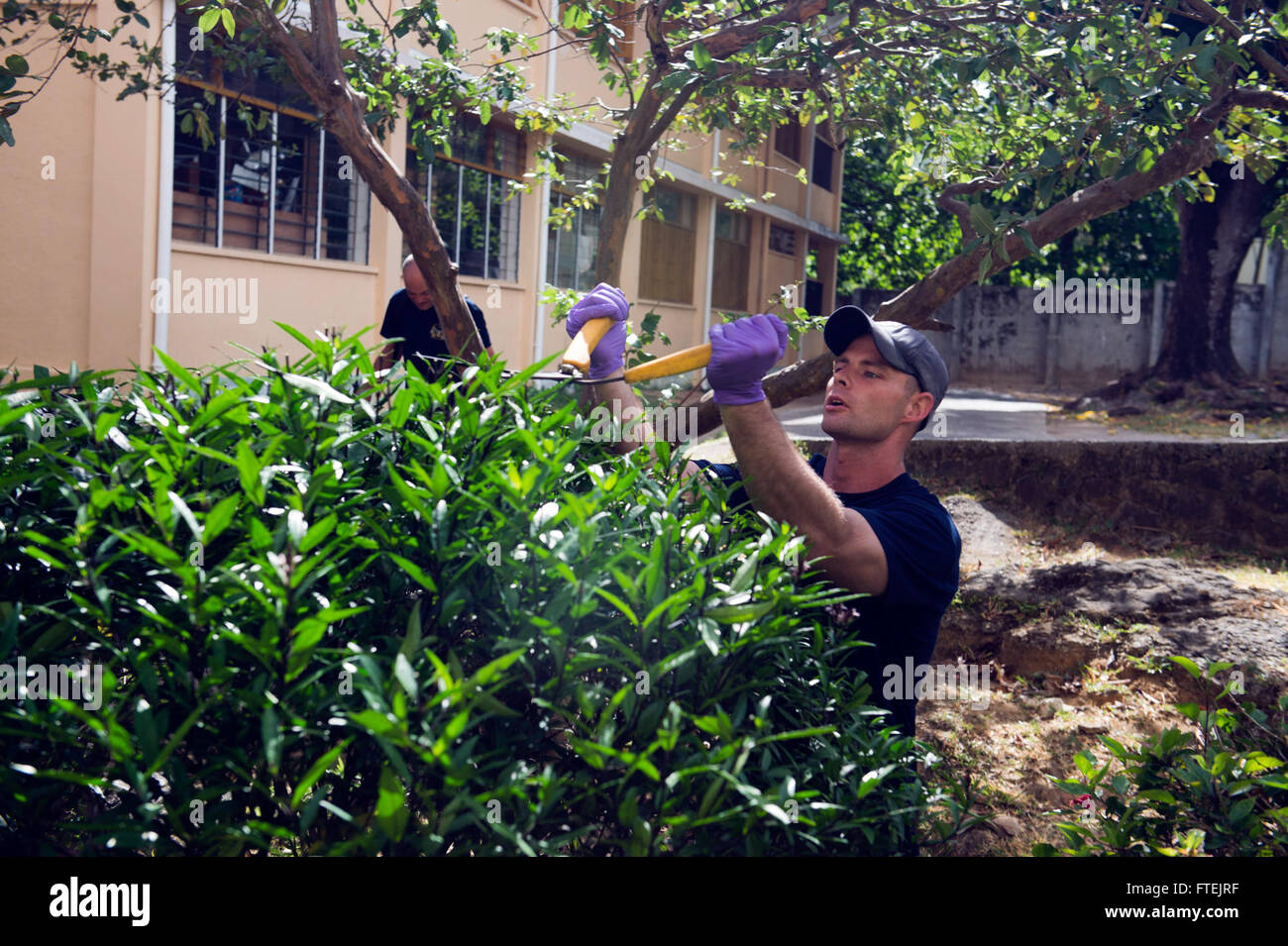 Questa immagine mostra il Mate Gary Evansmurphy del Capo Boatswain che esegue il servizio di comunità durante un dispiegamento nelle Seychelles. La USS *Carter Hall* (LSD 50) fa parte delle operazioni di sicurezza marittima e degli sforzi di sicurezza del teatro nelle regioni della 5a e 6a flotta degli Stati Uniti. Foto Stock