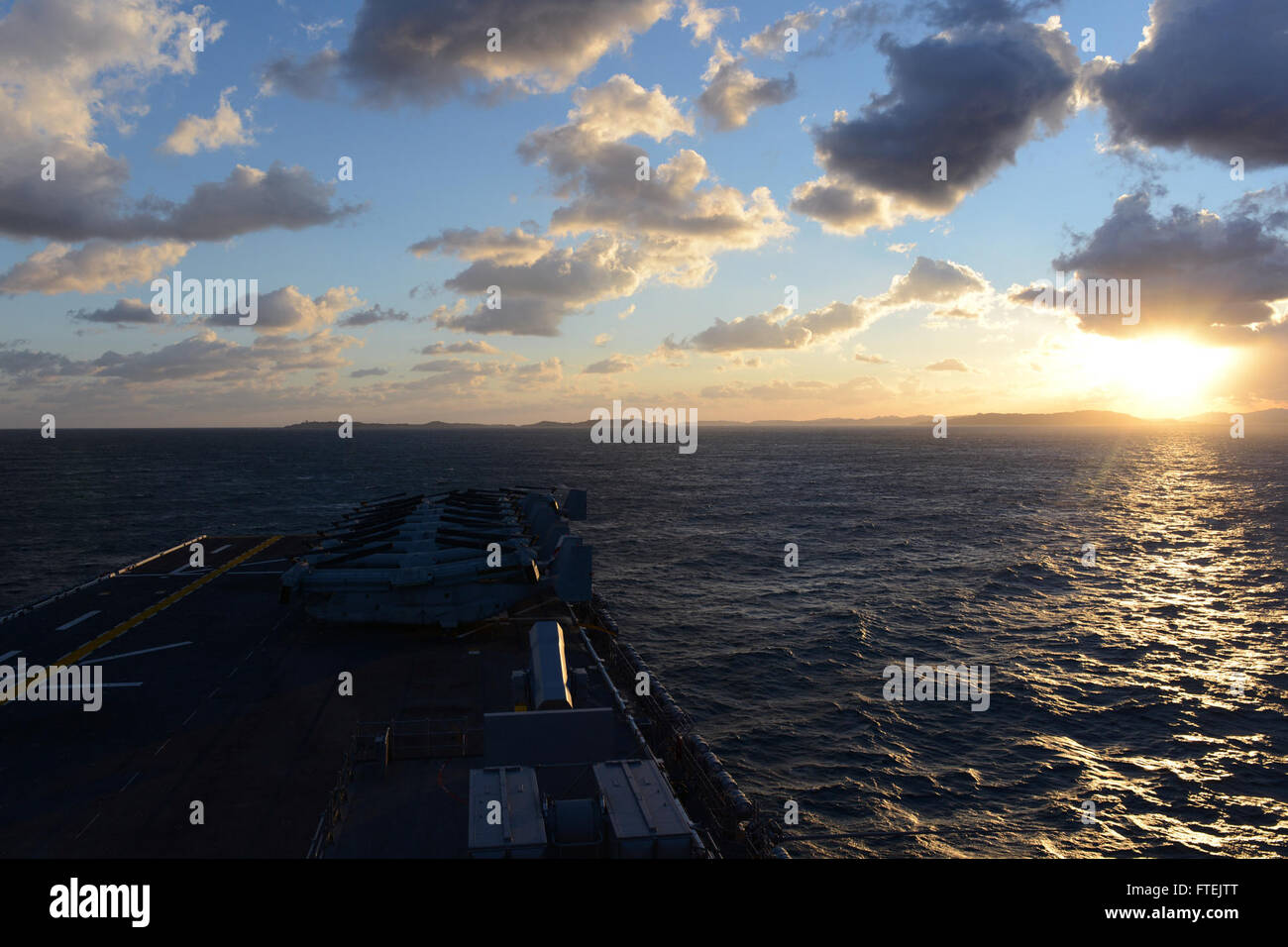 I marinai a bordo della USS James E. Williams (DDG 95), un cacciatorpediniere missilistico guidato della classe Arleigh Burke, conducono un transito attraverso lo stretto di Bonifacio nel Mar Mediterraneo. Questa operazione supporta la presenza navale degli Stati Uniti nella regione, con la nave in rotta per una visita portuale programmata a Civitavecchia, Italia. Foto Stock