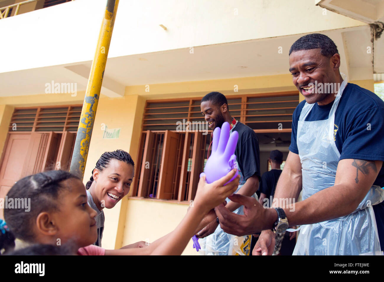 La USS Carter Hall (LSD 50) è una nave da sbarco che partecipa a un progetto di servizio comunitario presso la Beau Vallon School nelle Seychelles. Il master Chief Boatwain's Mate Johnny Ford si impegna con i bambini locali durante questo sforzo di sensibilizzazione. La nave fa parte del Kearsarge Amphibious Ready Group, che sostiene la sicurezza marittima e la cooperazione per la sicurezza del teatro nelle aree della 5a e 6a flotta degli Stati Uniti. Foto Stock