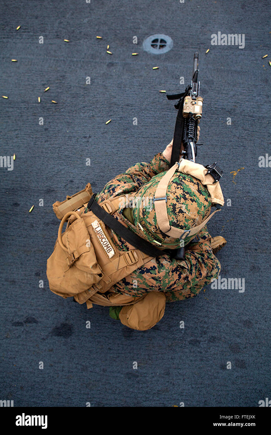 Collins Lipscomb, un fuciliere di fanteria del corpo dei Marines degli Stati Uniti, spara il suo M16A4 durante un'esercitazione a fuoco vivo sul ponte di volo della USS Iwo Jima nel Mar Mediterraneo. L'esercitazione fa parte dell'addestramento operativo della 24th Marine Expeditionary Unit. Foto Stock
