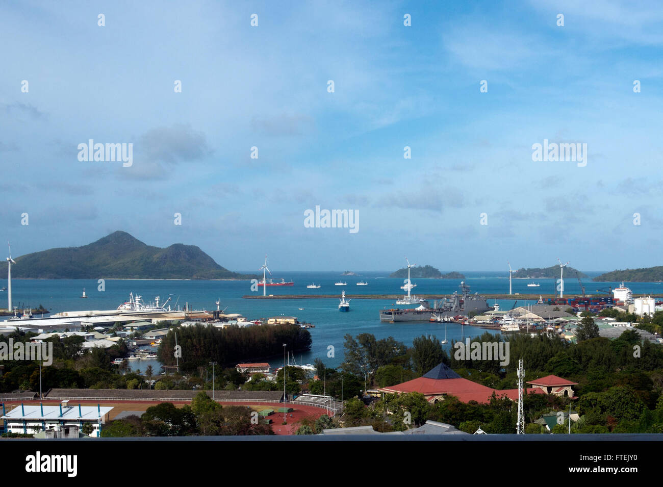 La *USS Carter Hall* (LSD 50), una nave da sbarco anfibia, si trova a Port Victoria, Seychelles, il 27 agosto 2013. Supporta le operazioni della 5a e 6a flotta degli Stati Uniti focalizzate sulla sicurezza marittima e gli sforzi di cooperazione teatrale. Foto Stock