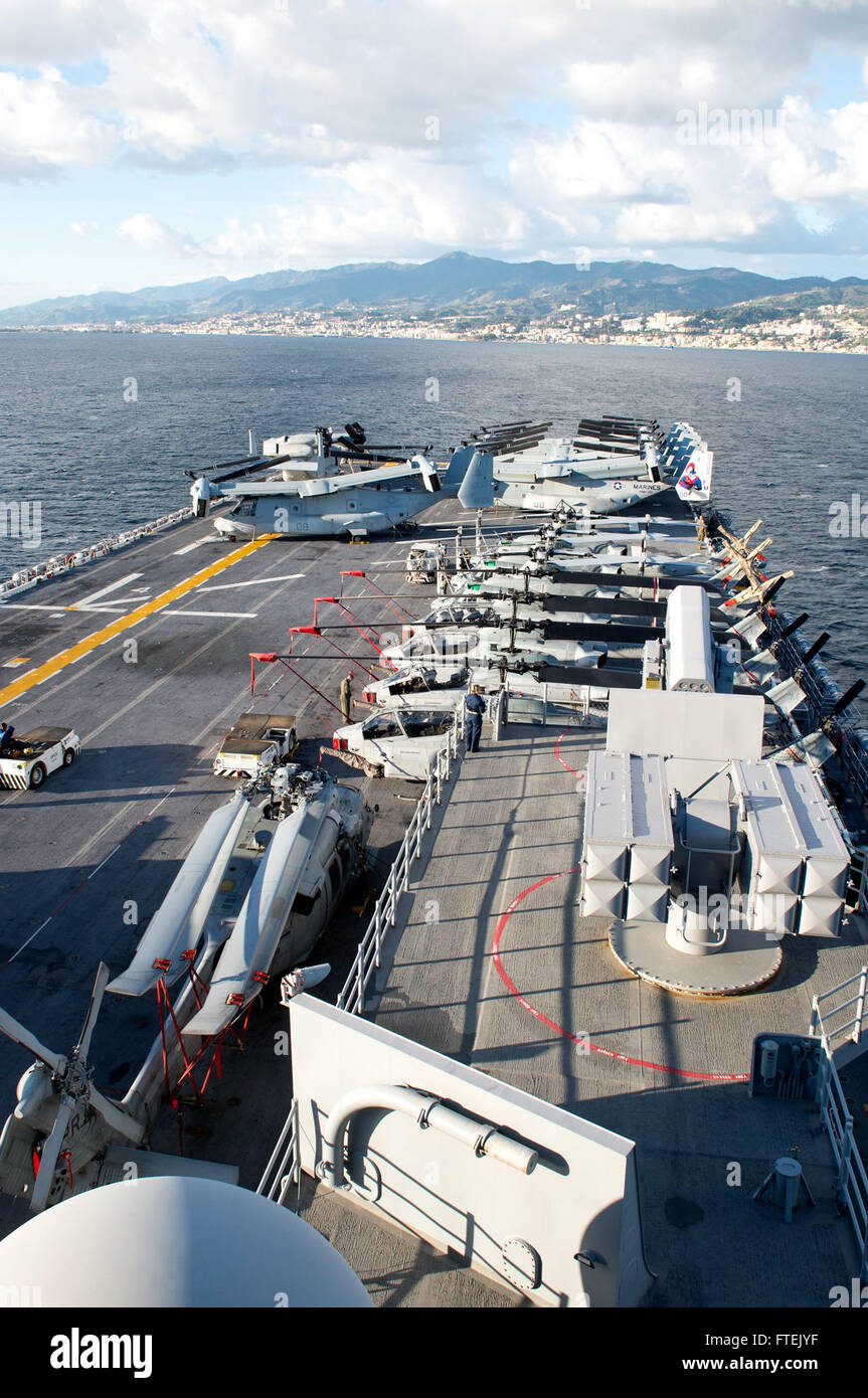 La USS Iwo Jima (LHD 7) conduce un transito verso sud attraverso lo stretto di Messina il 5 gennaio 2015. Servendo come nave ammiraglia dell'Iwo Jima Amphibious Ready Group/24th Marine Expeditionary Unit, la nave d'assalto anfibia stava conducendo operazioni navali nell'area della 6th Fleet degli Stati Uniti per sostenere gli interessi di sicurezza nazionale in Europa. Foto Stock