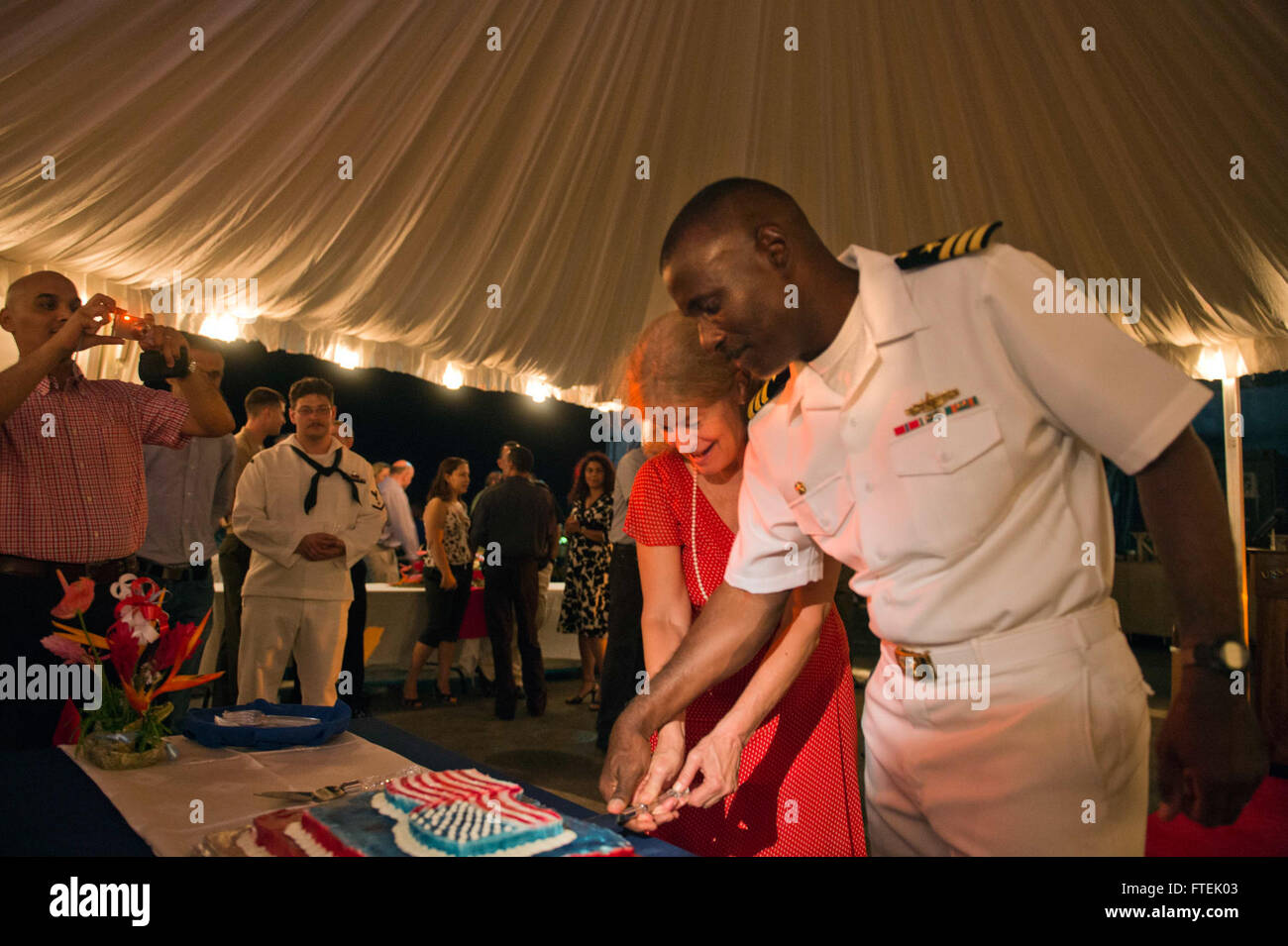 CMdR. Gregory Blyden, comandante della USS Carter Hall (LSD 50), e l'ambasciatore degli Stati Uniti Shari Villarosa tagliarono una torta durante la celebrazione del giorno dell'indipendenza degli Stati Uniti a bordo della nave nelle Seychelles. La USS Carter Hall fa parte del Kearsarge Amphibious Ready Group, che supporta le operazioni di sicurezza marittima nella 5a e 6a flotta degli Stati Uniti. Foto Stock