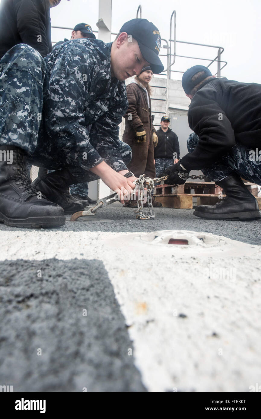 Questa immagine mostra il Boatswain's Mate 2nd Class Dalton Thompson che fissa una catena di ancoraggio a bordo della testa di lancia USNS, una nave congiunta ad alta velocità, durante il suo dispiegamento nell'area della 6th Fleet degli Stati Uniti. La nave sostiene il programma Africa Partnership Station, volto a rafforzare la cooperazione navale. Foto Stock