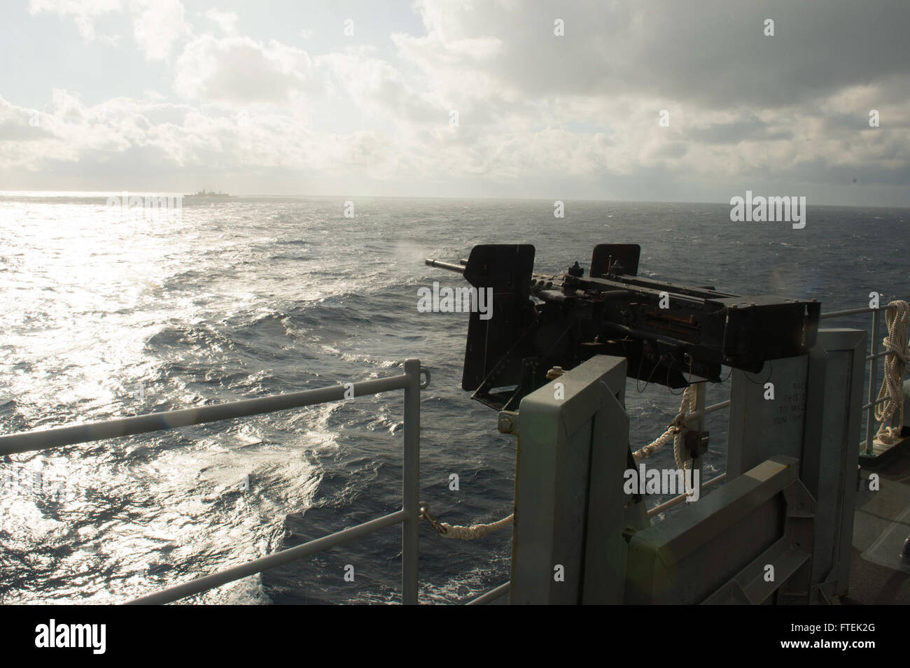 USS *Fort McHenry* (LSD 43), una nave da sbarco anfibia classe Whidbey Island, conduce manovre difensive a fianco della fregata greca classe Elli *HS Elli* (F-450) nel Mar Mediterraneo, supportando le operazioni di sicurezza marittima nella zona della 6th Fleet degli Stati Uniti. Foto Stock