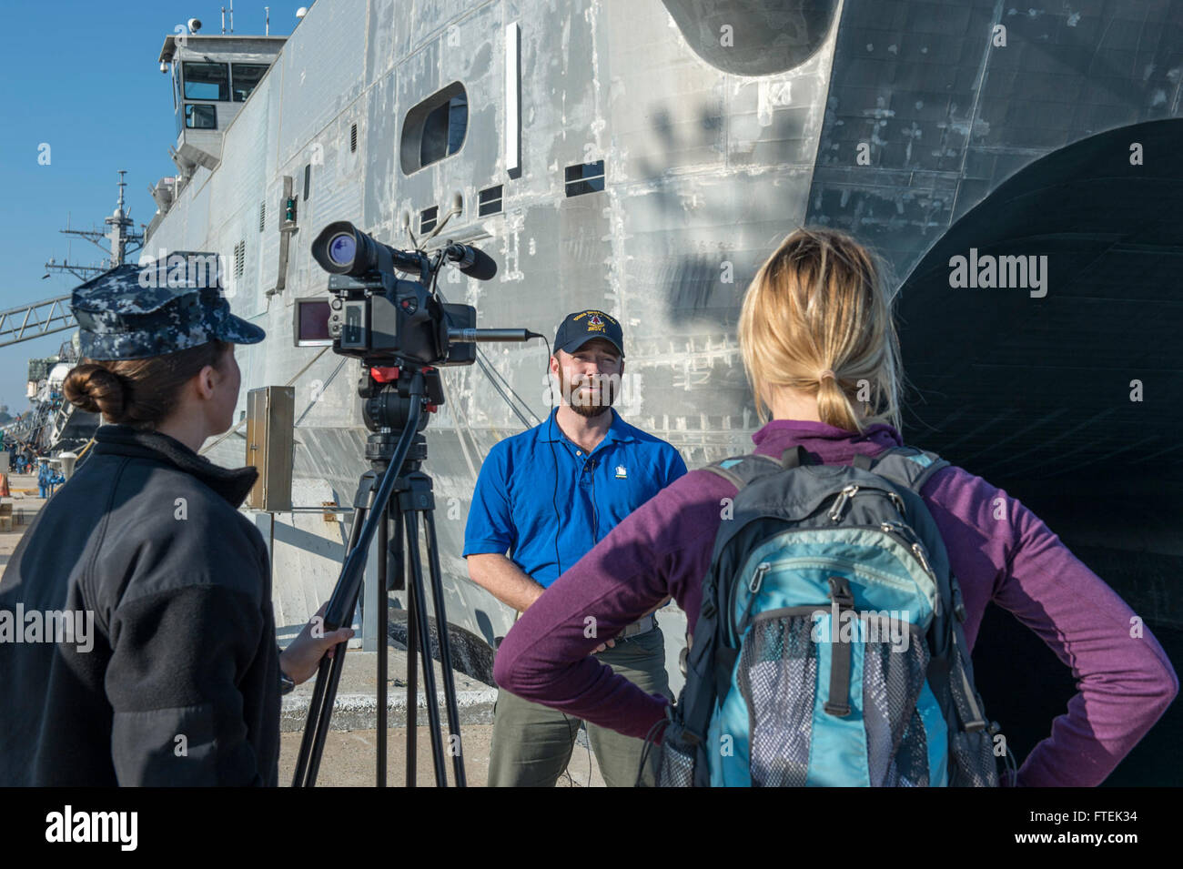 150107-N-JP249-017 Rota, Spagna (GEN. 7, 2015) giunto ad alta velocità a nave USNS Spearhead (JHSV 1) servizio civile mariner, capo squadra James Regan, viene intervistato circa la nave di partecipazione in Africa Partnership station 2015. Punta di diamante è su una distribuzione programmata per gli Stati Uniti Sesta flotta area di operazioni a sostegno della collaborazione internazionali di costruzione di capacità del programma di Partenariato Africa stazione. (U.S. Foto di Marina di Massa lo specialista di comunicazione 2a classe Kenan O'Connor/rilasciato) Foto Stock