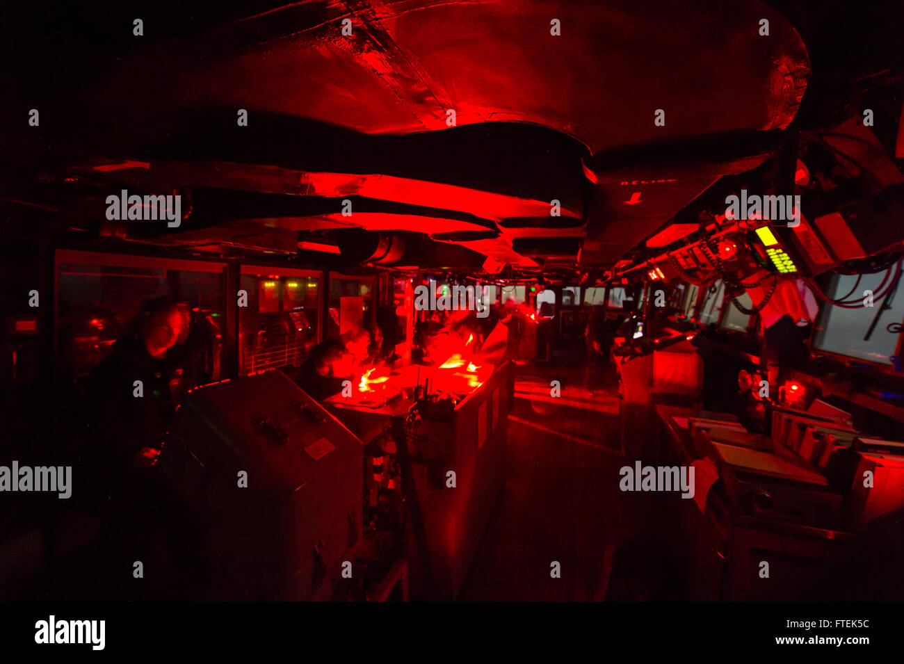 L'8 gennaio 2015, i marinai a bordo della USS Fort McHenry (LSD 43) pilotarono la nave da sbarco anfibia durante un transito notturno nel Mar Mediterraneo. La nave, parte dell'Iwo Jima Amphibious Ready Group e della 24th Marine Expeditionary Unit, supportò le operazioni di sicurezza nazionale degli Stati Uniti in Europa all'interno dell'area della 6th Fleet. Foto Stock